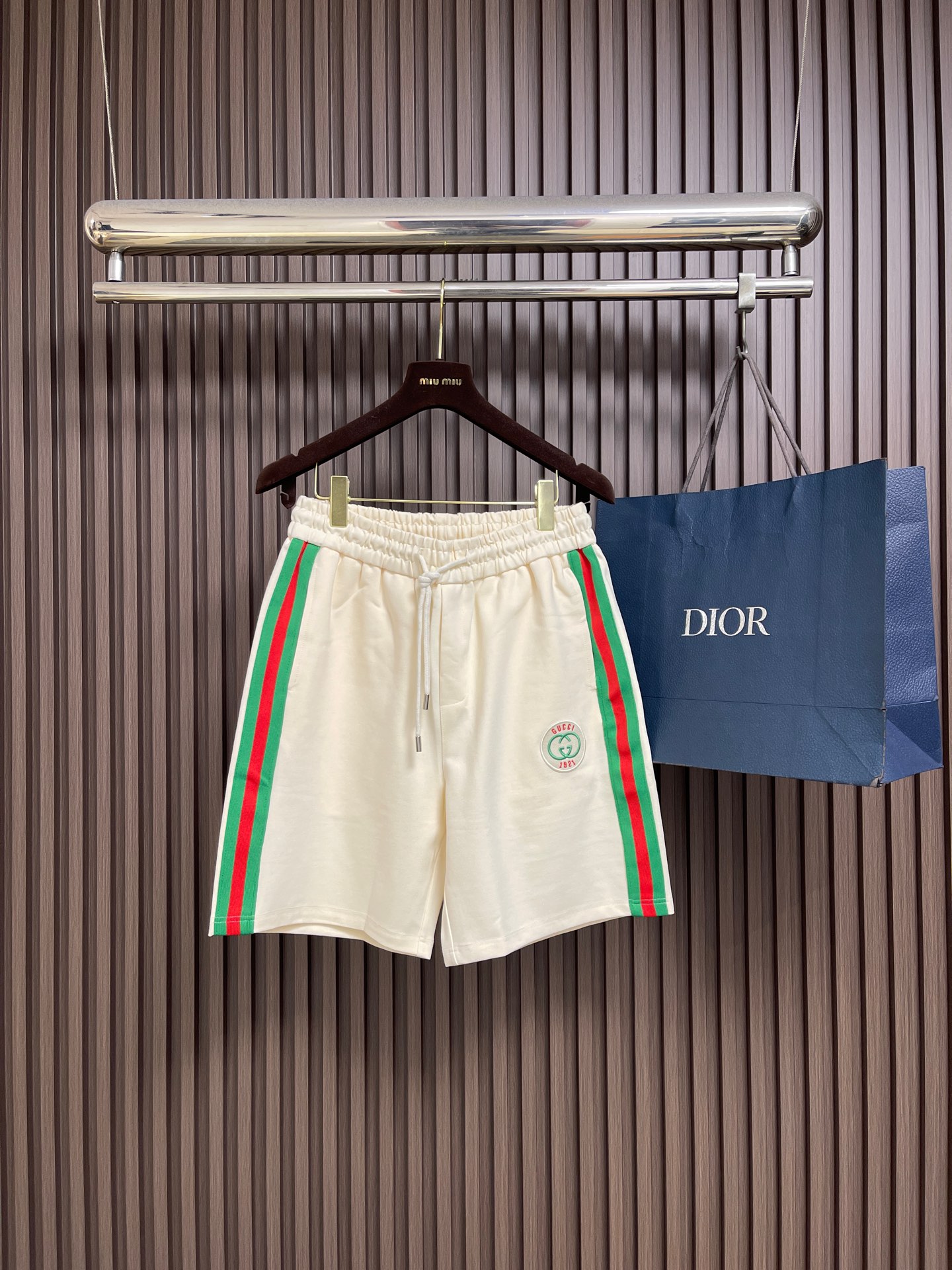 NO:945849,GUCCI 2026SS new casual shorts for spring and summer, the brand's collection of classic contrasting webbing elements and modern details are cleverly combined, showing fresh charm in a series of sportswear-inspired items. The brand's iconic color matching injects vitality into these shorts, and the interlocking double g patch completes the entire design. Sizes S-XXL S size pants length 51 waist 74 hips 114 Medium pants length 52 waist 78 hips 118  L size pants length 53 waist 82 hips 122 XL pants length 54 waist 86 hips 126 2XL pants length 55 waist 90 hips 130,,gucci,shorts,19860909GUCCI 2026SS春夏新款休闲短裤,品牌典藏经典撞色织带元素与现代细节巧妙融合,在一系列以运动服饰为灵感的单品中展现鲜活魅力.品牌标志性配色为这款短裤注入活力,互扣式双 g 贴饰令整款设计更臻完善. 尺码S-XXL S码裤长51 腰围74 臀围114 M码 裤长52 腰围78 臀围118 L码裤长53 腰围82 臀围122 XL码裤长54 腰围86 臀围126 2XL码 裤长55 腰围90 臀围130,,gucci,shorts,,Men's clothing