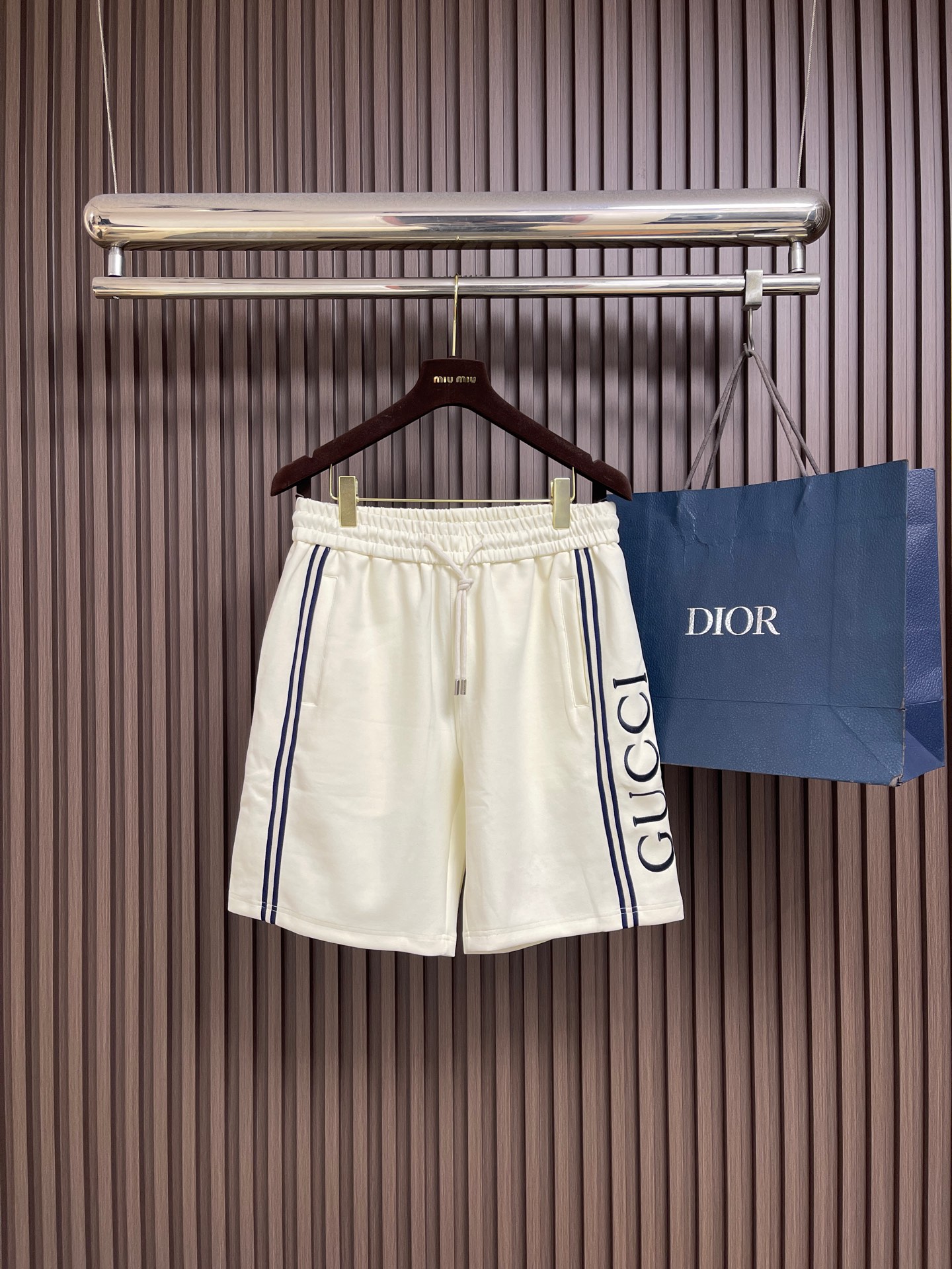 NO:945796,GUCCI 2026SS new casual shorts for spring and summer, the brand's collection of classic contrasting webbing elements and modern details are cleverly combined, showing fresh charm in a series of sportswear-inspired items. The brand's iconic color scheme injects vitality into these shorts, making the entire design more complete. Sizes XS-L  Waist 78 Hips 116 L size Pants length 54 Waist 82 Hips 120,,gucci,shorts,19860909GUCCI 2026SS春夏新款休闲短裤,品牌典藏经典撞色织带元素与现代细节巧妙融合,在一系列以运动服饰为灵感的单品中展现鲜活魅力.品牌标志性配色为这款短裤注入活力,令整款设计更臻完善.尺码XS-L XS码裤长51 腰围70 臀围108 S码 裤长52 腰围74 臀围112 M码 裤长53 腰围78 臀围116 L码 裤长54 腰围82 臀围120,,gucci,shorts,,Men's clothing