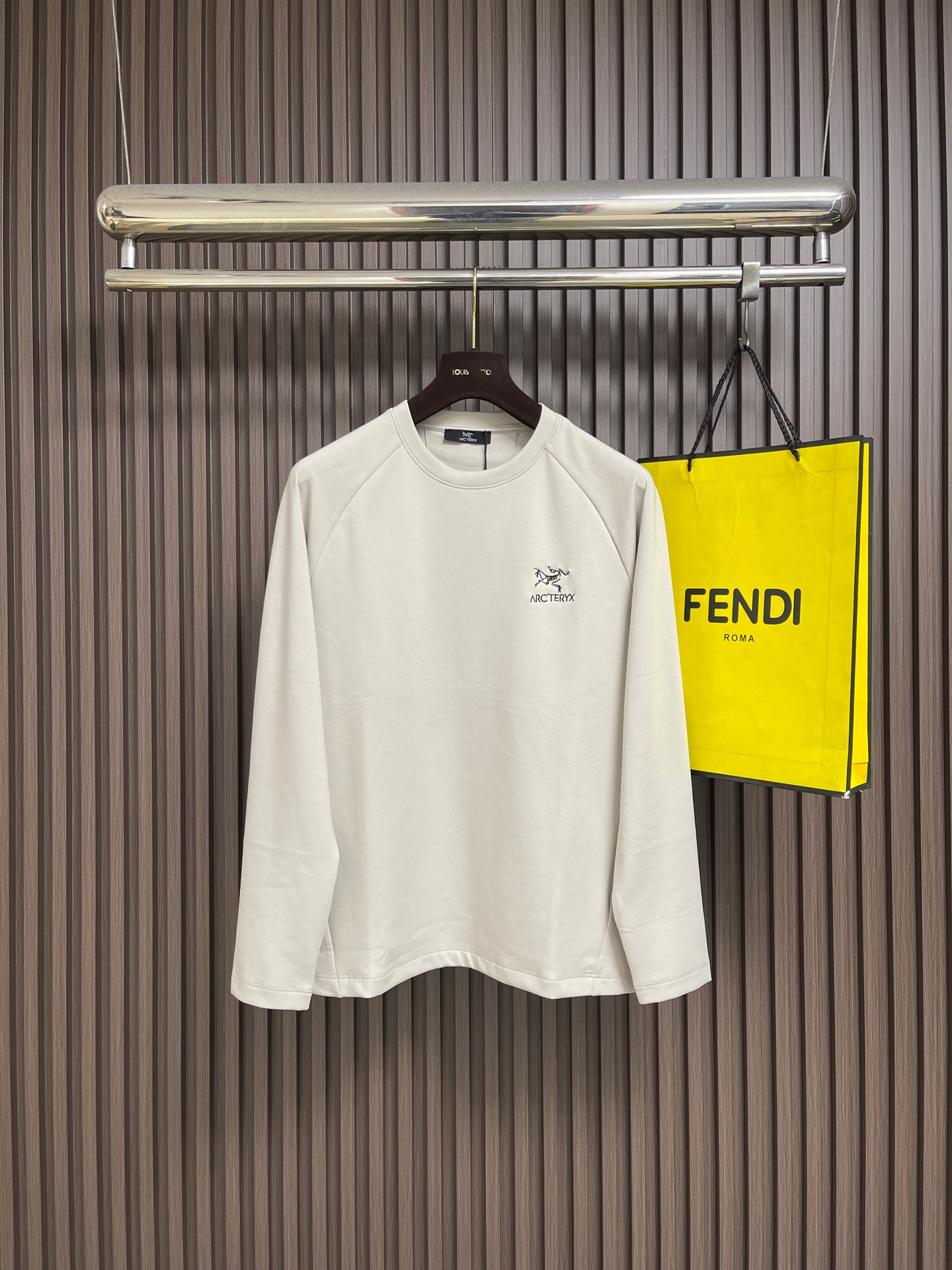 NO:945855,Arcteryx 2026SS embroidered logo long-sleeved T-shirt is made of 60-count double-ply, 270g cotton fabric. The upper body is breathable, never pilling, soft and comfortable to the touch, and the whole garment is flat-laid and three-dimensional. The collar and hem are double-narrow flat-laid. Customized side labels, complete accessories, full texture. Size M-3XL, arc'teryx, tees, t-shirt,19860909Arcteryx始祖鸟 2026SS 刺绣标识长袖T恤 采用60支双股,270g全棉面料.上身透气,绝不起球,手感柔软舒适,全衣平车走线立体剪裁.领口,下摆双窄针平车.定制侧标,辅料齐全,质感十足.尺码M-3XL,arc'teryx,tees，t-shirt,,Men's clothing