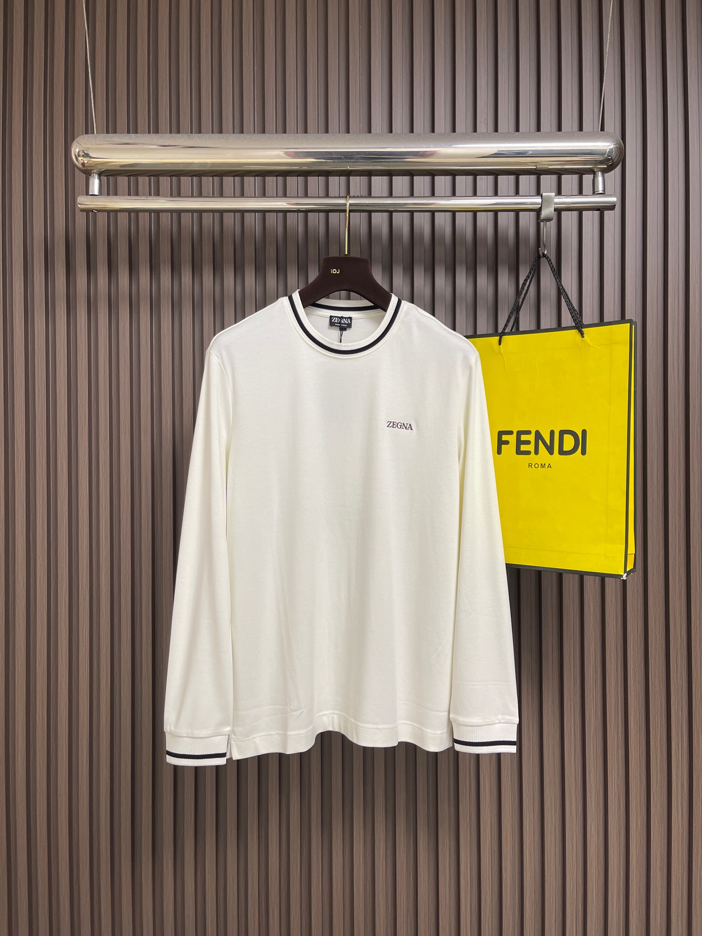 NO:945968,ZEGNA 2026SS new spring and summer round neck knitted long-sleeved T-shirt. This basic knitted item is made of long-staple cotton high-quality cotton material 16-knit. It is very delicate and soft, creating a unique appearance. It is decorated with classic rib trimming and is an upgraded interpretation of selected items. It is made of luxurious and fine long-staple cotton knitted fabric, which is soft, elastic, light and breathable. Sizes M-3XL, tees, t-shirt,19860909ZEGNA 2026SS春夏新品圆领针织长袖T恤,这款基础针织单品以长绒棉优质棉质材料16针织成,非常细腻柔软、造就别具一格的外观,饰以经典罗纹饰边,升格演绎精选单品,选用奢美精细的长绒棉针织面料,柔软弹韧,轻薄透气.尺码M-3XL,,tees，t-shirt,,Men's clothing