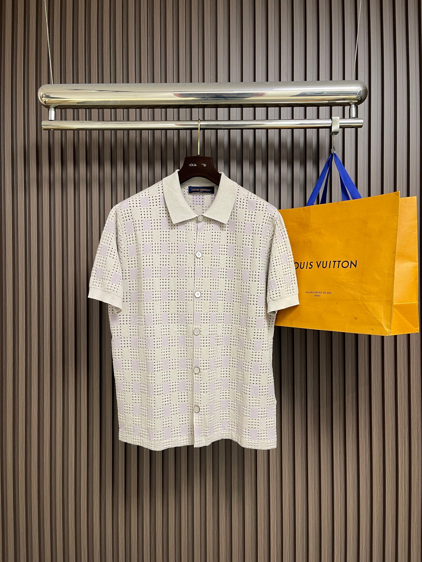 NO:945894,LV hollow short-sleeved shirt. This short-sleeved shirt uses exquisite hollow embroidery technology. The symmetrical geometric pattern adds beauty to the details. It has a simple lapel with a classic button placket and a neat and slim cut. The fabric is crisp and breathable, suitable for daily commuting or casual occasions. Easily paired with trousers to create an elegant and casual style and enhance the overall look. Sizes S-XL S Size Length 66 Bust 108 Shoulder Width 46 M Size Length 68  Bust 112, shoulder width 47, size L, length 70, bust 116, shoulder width 48, size XL, size 72, bust 120, shoulder width 49,,louis vuitton,shirts,T-shirt,19860909LV 镂空洞洞短袖衬衫,这款短袖衬衫采用精致镂空刺绣工艺,对称几何图案增添细节美感,简约翻领搭配经典纽扣门襟,剪裁利落显瘦.面料挺括透气,适合日常通勤或休闲场合.轻松搭配裤装,打造优雅随性风格,提升整体造型质感.尺码S-XL S码 衣长66 胸围108 肩宽46 M码 衣长68 胸围112 肩宽47 L码 衣长70 胸围116 肩宽48 XL码衣长72 胸围120 肩宽49,,louis vuitton,shirts,T-shirt,,Men's clothing