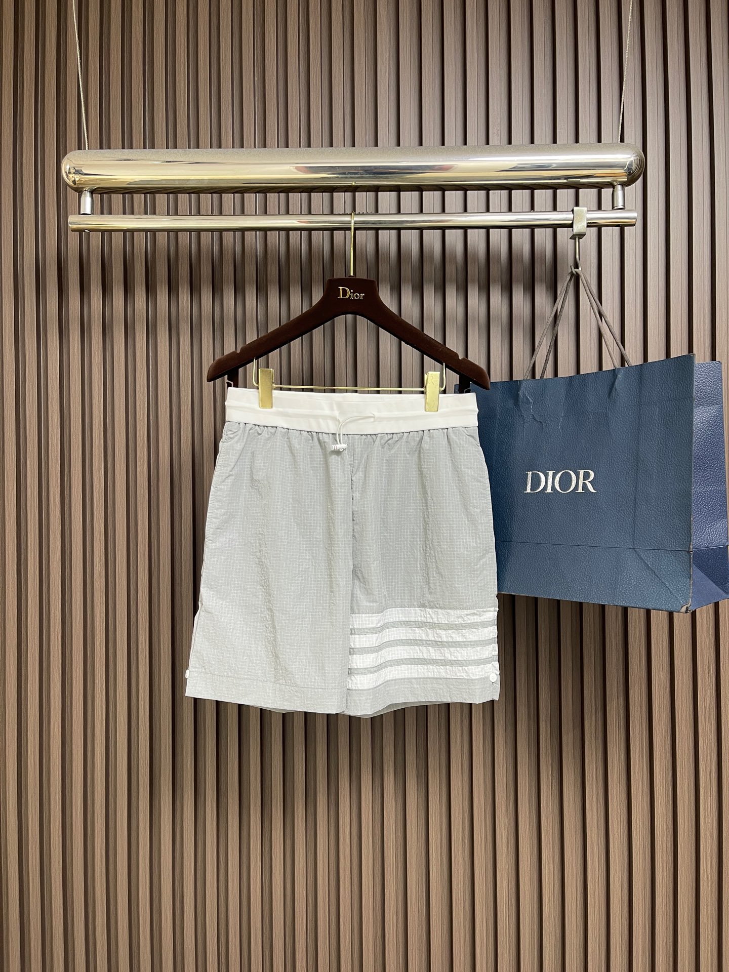 NO:945767,TB ThomBrowne spring and summer four-stripe nylon shorts. Classic four-bar. Positioned hand-stitched. Shell button slits on both sides. Pure cotton knitted threaded waist. Elastic push-down copper buckle. Dark plaid nylon material. Pure cotton half-line inside. Sizes 1 to 4. 1 size. Length 45. Waist 77. Hips 105. 2 yards. Length 46. Waist 80. Hips 109. 3 yards.  Pants length 47, waist 83, hips 113, size 4, trouser length 48, waist 86, hips 117. Remarks: The waist is elastic and stretchable,,shorts,19860909TB ThomBrowne 春夏四条纹尼龙短裤 经典四杠 定位手工缝制 两侧贝壳纽扣开衩设计 纯棉针织螺纹腰头 松紧弹力按压式铜扣 暗格纹尼龙材质 内里纯棉半里 尺码1码-4码 1码 裤长45 腰围77 臀围105 2码 裤长46 腰围80 臀围109 3码 裤长47 腰围83 臀围113 4码 裤长48 腰围86 臀围117 备注腰围弹力可拉伸,,shorts,,Men's clothing