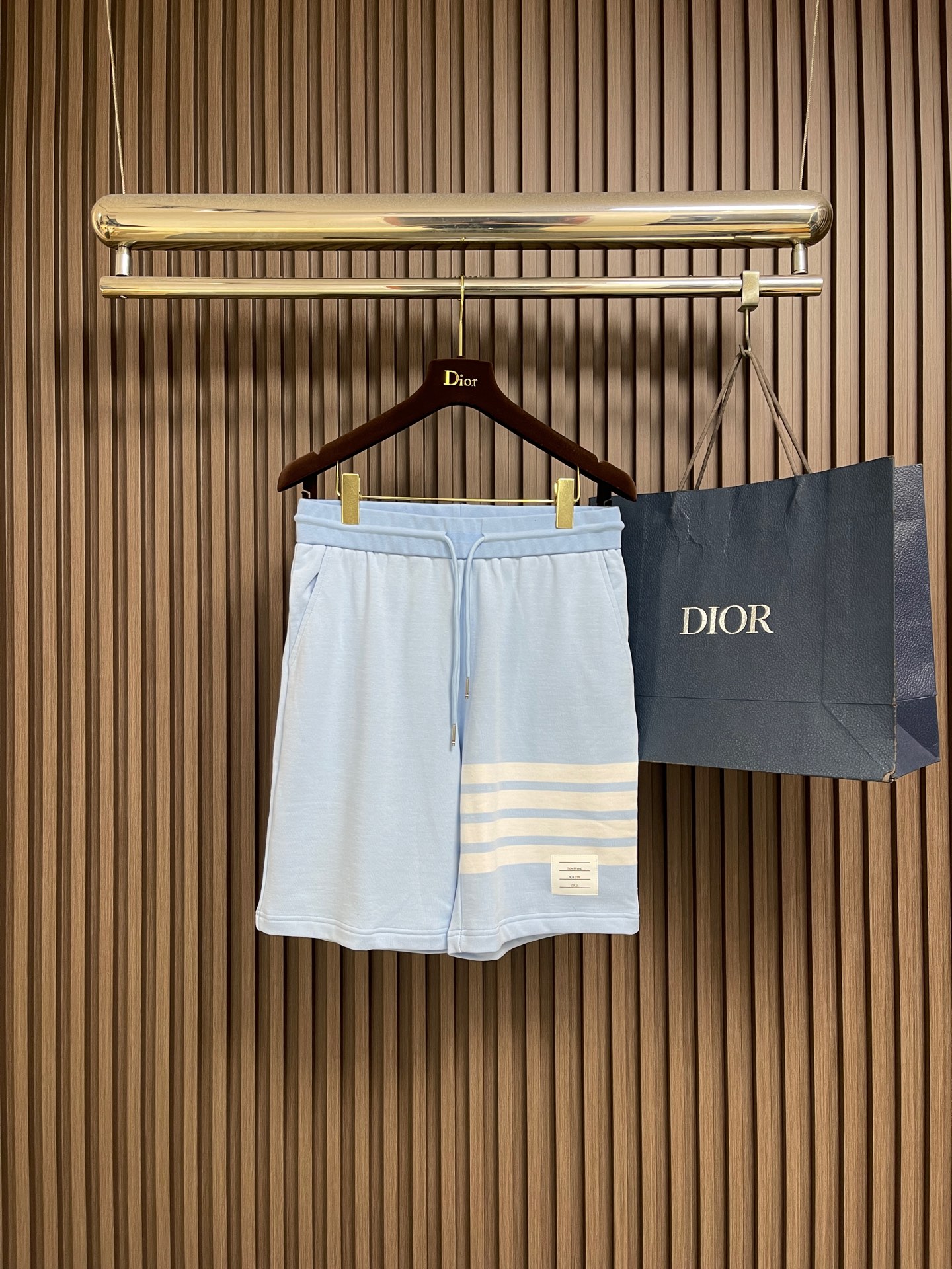 NO:945777,THOM BROWNE  TB classic yarn-dyed four-stripe basic shorts. These four-stripe casual shorts are made of high-weight terry cotton fabric and adopt precision plain weaving technology. They are soft and skin-friendly. They are breathable and sweat-wicking and stiff and anti-wrinkle. They are not easy to deform after long-term wear. The drawstring elastic waist design is suitable for a variety of body shapes. It is easy to put on and take off and fits the waist and abdomen. Side seam pockets and back patch pockets are made  Neat and neat, tight routing improves practicality and storage space. The four white bars on the trousers adopt an integrated positioning printing process. The colors are full and firm, and there is no risk of falling off. The side brand white label and back waist webbing details are low-key and highlight the recognition. The whole dress is loose and comfortable, with no restrictions on movement, suitable for daily life, sports and other scenes. Sizes 1-4  Size 1, pant length 50, waist 72, hip 100, size 2, pant length 52, waist 76, hip 104, size 3, pant length 54, waist 80, hip 108, size 4, pant length 56, waist 84, hip 112. Note: Elastic waist can stretch 8-12cm,,shorts,19860909THOM BROWNE TB经典色织四条杠基础短裤,这款四道杠休闲短裤甄选高克重毛圈棉面料,采用精密平纹织造工艺,触感柔软亲肤,兼具透气排汗与挺括抗皱的特性,久穿不易变形.抽绳松紧腰头设计,适配多种身形,穿脱便捷且贴合腰腹.侧缝口袋与后贴袋做工工整,走线严密,提升实用性与收纳空间.裤身四道白杠采用一体定位印花工艺,色彩饱满牢固,无起边脱落风险,侧边品牌白标与后腰织带细节,低调彰显辨识度.整件衣服版型宽松舒适,活动无束缚,适配日常、运动等多种场景.尺码1码-4码 1码 裤长50 腰围72 臀围100 2码 裤长52 腰围76 臀围104 3码 裤长54 腰围80 臀围108 4码 裤长56 腰围84 臀围112 备注弹力腰围可拉伸8-12cm,,shorts,,Men's clothing