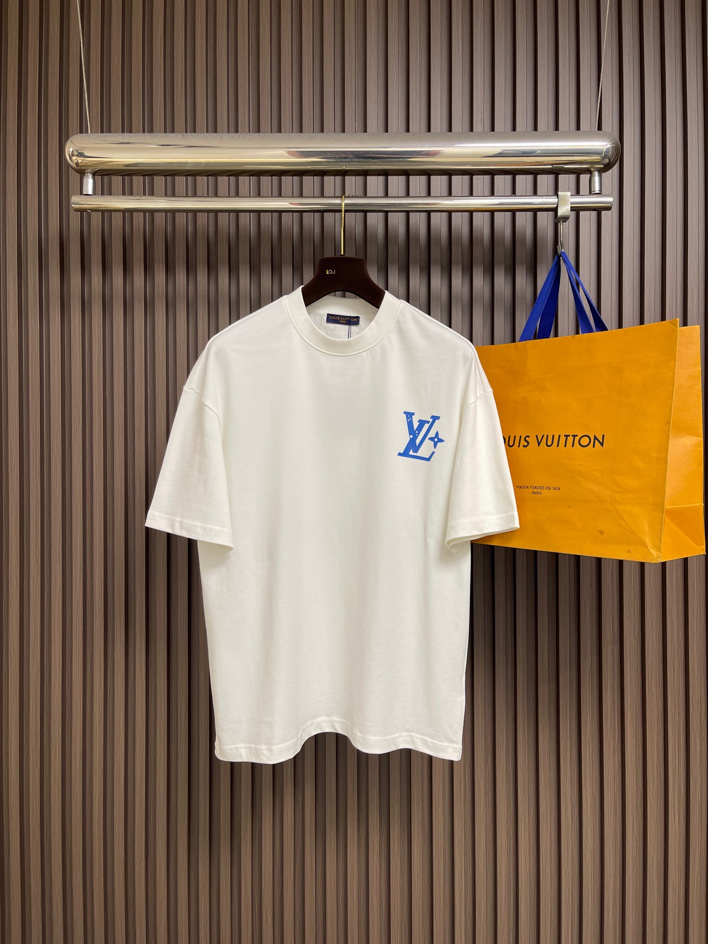 NO:945906,LV 2026SS limited new brand logo printed short-sleeved T-shirt, basic simple and versatile style, made of high-weight knitted cotton fabric, soft and solid, perfect texture, sharp contrast, as always loose fit, easy for boys and girls to control, same style for men and women. Sizes M-XXL  XL size bust 116, shoulder width 59, length 72.5 XXL size bust 120, shoulder width 60, length 74.5, Louis Vuitton, T-shirt, tees, t-shirt,19860909LV 2026SS 限定新品logo印花短袖T恤,基础简约百搭款式,面料采用是高克重的针织棉布料,柔软扎实,质感满分,对比鲜明,一如既往的宽松版型,男生女生轻松上身驾驭,男女同款.尺码M-XXL M码 胸围108 肩宽55 衣长68.5 L码 胸围112 肩宽57 衣长70.5 XL码胸围116 肩宽59 衣长72.5 XXL码 胸围120 肩宽60 衣长74.5,,louis vuitton,T-shirt,tees，t-shirt,,Men's clothing