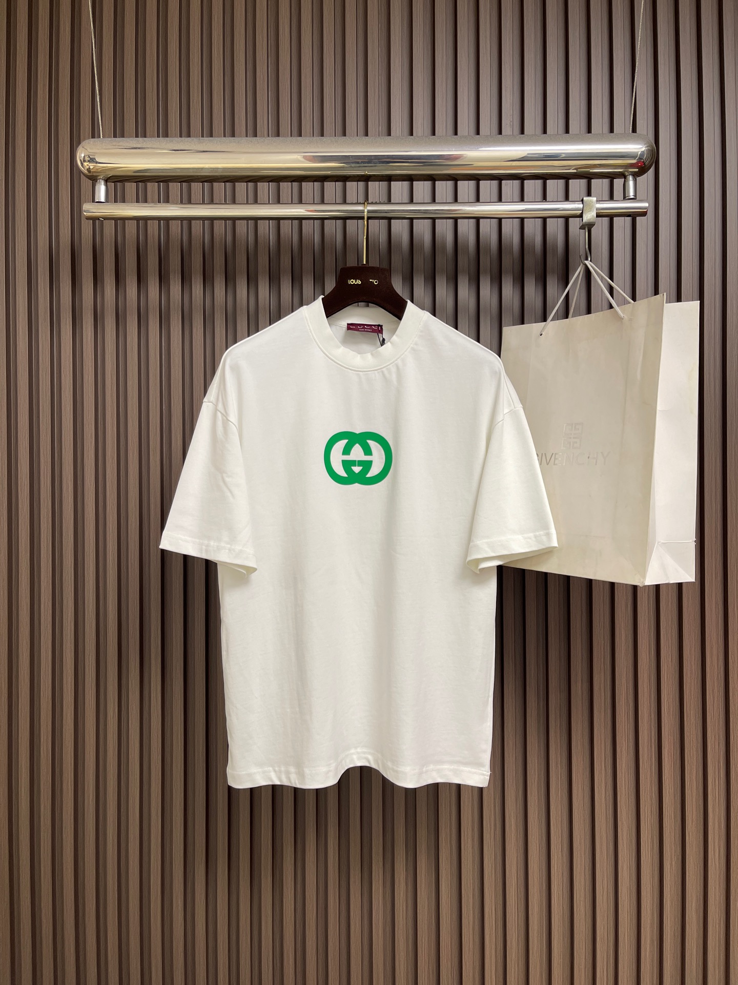 NO:945892,GUCCI 2026ss new spring and summer round neck short-sleeved T-shirt, 300g cotton fabric, soft and skin-friendly, wide and drapey. The four-line dense edge is finely made, the front logo printing is simple and elegant, and the three standards are complete. The same style for men and women. Sizes M-XXL  XL size bust 116, shoulder width 59, length 72.5 XXL size bust 120, shoulder width 60, length 74.5,, gucci, T-shirt, tees, t-shirt,19860909GUCCI 2026ss春夏新品圆领短袖T恤,全棉300g面料,柔软亲肤,挺阔有垂坠感.四线密边做工精细,前幅logo印花简洁大方,三标齐全,男女同款.尺码M-XXL M码 胸围108 肩宽55 衣长68.5 L码 胸围112 肩宽57 衣长70.5 XL码胸围116 肩宽59 衣长72.5 XXL码 胸围120 肩宽60 衣长74.5,,gucci,T-shirt,tees，t-shirt,,Men's clothing