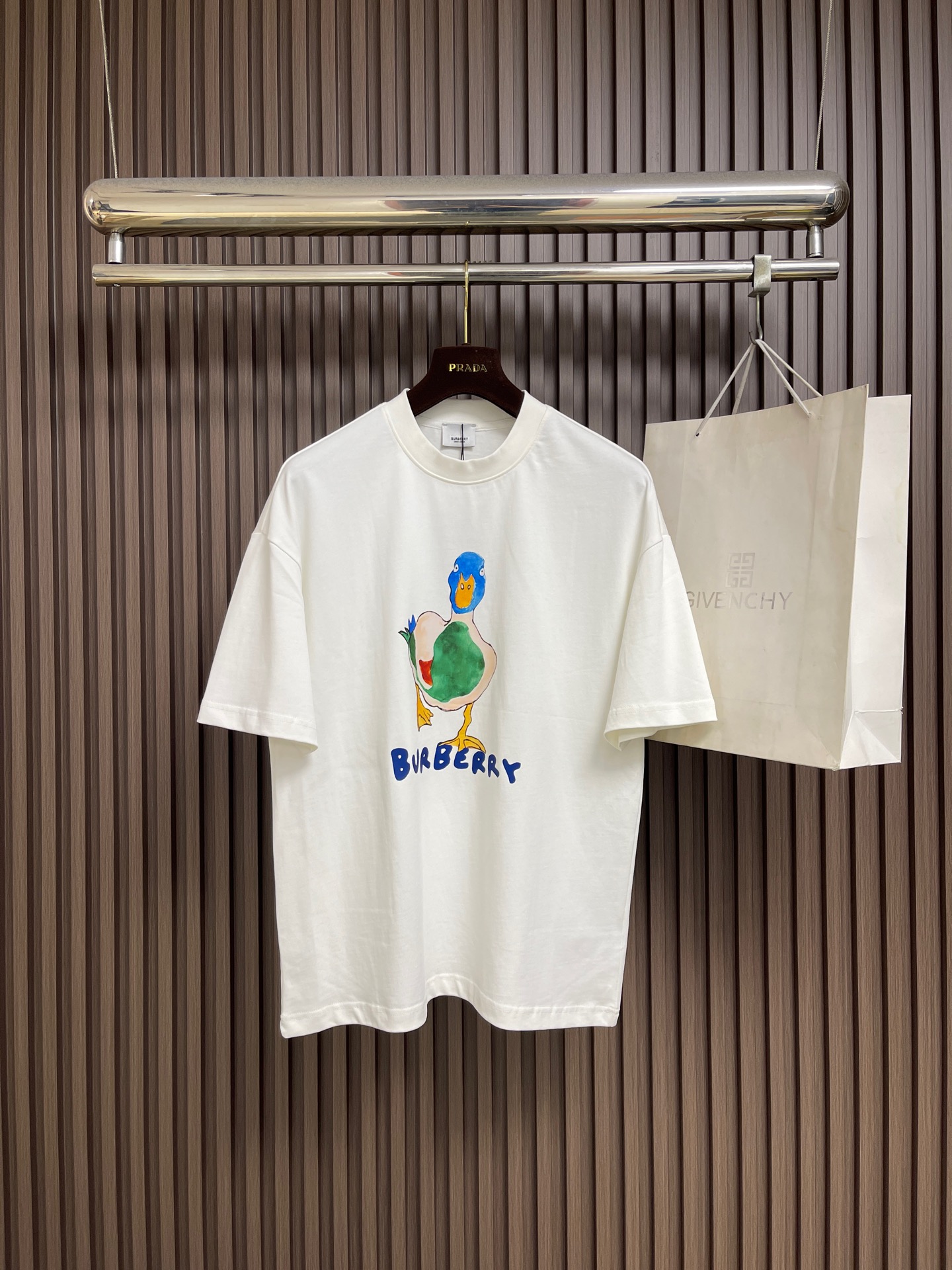 NO:945808,Burberry 2026SS new spring and summer classic letter hand-painted duck print short-sleeved T-shirt. Long-staple cotton fabric, skin-friendly, breathable and not sweaty, the upper body is crisp and stylish, and will not be easily deformed after long-term wear!  Classic round neck design, flattering body shape; hand-painted duck graffiti print on the chest, full of recognition. Sizes M-XXL M bust 108 shoulder width 55 length 68.5 L bust 112 shoulder width 57 length 70.5 XL bust 116 shoulder width 59 length 72.5 XXL bust 120 shoulder width 60  Clothing length 74.5,,burberry,T-shirt,tees,t-shirt,19860909Burberry 2026SS春夏新品经典字母手绘鸭子印花短袖T恤.长绒棉面料,亲肤透气不闷汗,上身挺括有型,久穿不易变形！经典圆领设计,落修饰身形；胸前手绘鸭子涂鸦印花,识度拉满.尺码M-XXL M码 胸围108 肩宽55 衣长68.5 L码 胸围112 肩宽57 衣长70.5 XL码胸围116 肩宽59 衣长72.5 XXL码 胸围120 肩宽60 衣长74.5,,burberry,T-shirt,tees，t-shirt,,Men's clothing