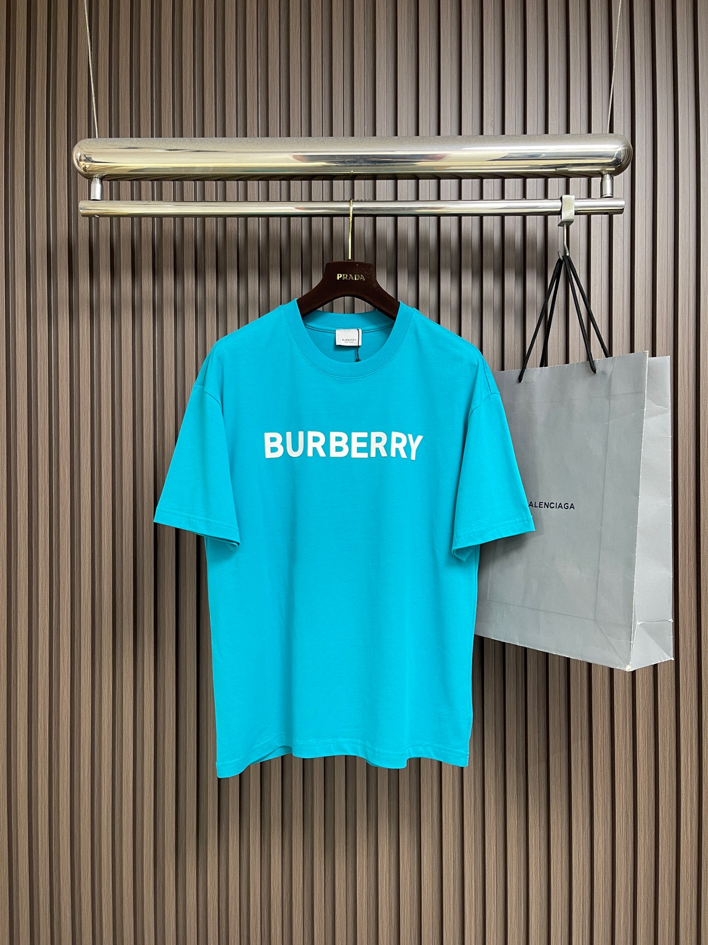 NO:945870,Burberry 2026ss new round neck short-sleeved T-shirt, made of lightweight plain cotton fabric, presents a regular fit. The letter logo is printed on the chest, paying tribute to the brand's long history of providing innovative outerwear to adventure pioneers with the concept of protection. Sizes M-XXL M size chest 108 shoulder width 55 length 68.5 L size chest 112 shoulder width 57 length 70.5 XL size chest 116 shoulder width 59  Length 72.5 XXL, bust 120, shoulder width 60, length 74.5, burberry, jackets & coats, T-shirt, tees, t-shirt,19860909Burberry 2026ss新款圆领短袖t恤,选用轻盈平织棉面料制成,呈现常规版型.胸前字母logo印花字样,以防护为理念致敬品牌为探险先驱提供创新外套的悠久历史.尺码M-XXL M码 胸围108 肩宽55 衣长68.5 L码 胸围112 肩宽57 衣长70.5 XL码胸围116 肩宽59 衣长72.5 XXL码 胸围120 肩宽60 衣长74.5,,burberry,jackets & coats,T-shirt,tees，t-shirt,,Men's clothing