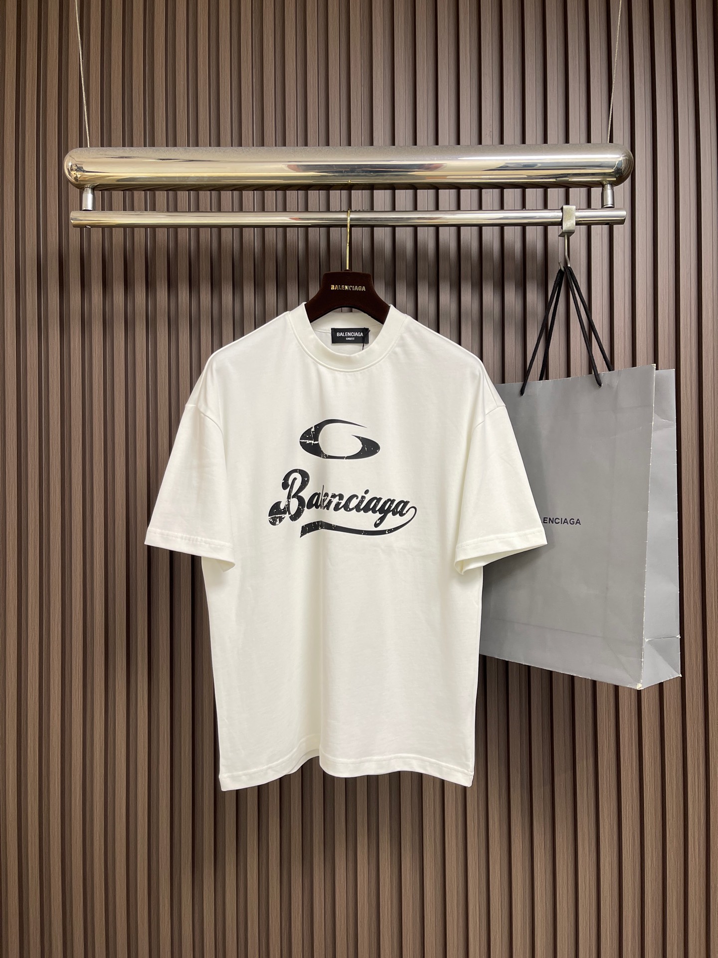 NO:945743,Balenciaga  2026SS letter logo printed short-sleeved T-shirt. The fabric is made of 32-count combed pure cotton plain knitted fabric. The 185g weight allows for a loose fit and no weight-bearing feeling on the upper body. It is suitable for wearing alone or layered in summer. The fabric is enzyme pre-washed + pre-shrunk to reduce subsequent washing shrinkage. The fabric surface feels soft and delicate, and the collar, cuffs and hem are manually frayed, which is very time-consuming.  Time-consuming and labor-intensive, the printing uses environmentally friendly water slurry + distressed discharge printing. It is not an ordinary thick offset printing. The printing is completely close to the skin, without a heavy raised glue feel, and is thin and breathable, and will not make parts hard. Through special fading dots + partial whitening process, the edge transition is natural, without a stiff machine feel. After printing, high-temperature pressure drying + color fixation treatment, normal machine washing will not easily cause slurry, cracking, and large pieces to fall off. Size M-XXL  M size bust 108 shoulder width 55 length 68.5 L size bust 112 shoulder width 57 length 70.519860909Balenciaga 2026SS字母logo标识印花短袖T恤,面料采用32支精梳纯棉平纹针织布,185g克重兼顾宽松不塌、上身无负重感,夏天单穿、叠穿都合适.面料做酵素预水洗+预缩定型,降低后续水洗缩水率,布面手感柔软细腻,领口、袖口、下摆做手工磨破工艺,非常的耗时耗力,印花采用环保水浆+做旧拔印.不是普通厚胶印,印花完全贴肤、无厚重凸起胶感,薄透透气,不会让局部发硬.通过特殊褪色网点+局部磨白工艺,边缘过渡自然,没有生硬机器感.印花后高温压烘+固色处理,正常机洗不容易掉浆、开裂、大块脱落.尺码M-XXL M码 胸围108 肩宽55 衣长68.5 L码 胸围112 肩宽57 衣长70.5 XL码胸围116 肩宽59 衣长72.5 XXL码 胸围120 肩宽60 衣长74.5,,balenciaga,T-shirt,tees，t-shirt,,Men's clothing