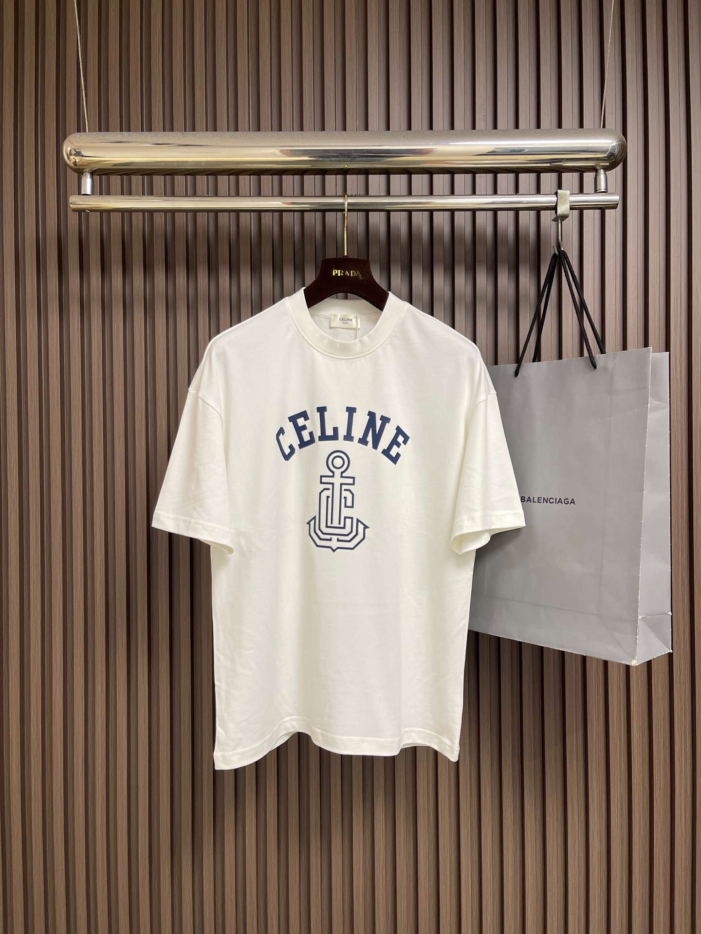 NO:945830,CELINE printed round neck short-sleeved T-shirt, the fabric is soft and comfortable, super friendly for daily wear! CELINE printed on the front, simple and recognizable, loose fit, same style for men and women, round neck + ribbed trim, perfect details. Breathable and durable, easy to get lazy street! Sizes M-XXL  XL size bust 116, shoulder width 59, length 72.5 XXL size bust 120, shoulder width 60, length 74.5,,celine,T-shirt,tees,t-shirt,19860909CELINE 印花圆领短袖T恤,面料柔软舒适,日常穿着超友好!正面CELINE 字样印花,简约又有辨识度,宽松版型,男女同款,圆领+罗纹饰边,细节满分.透气耐穿,轻松get慵懒街头! 尺码M-XXL M码 胸围108 肩宽55 衣长68.5 L码 胸围112 肩宽57 衣长70.5 XL码胸围116 肩宽59 衣长72.5 XXL码 胸围120 肩宽60 衣长74.5,,celine,T-shirt,tees，t-shirt,,Men's clothing