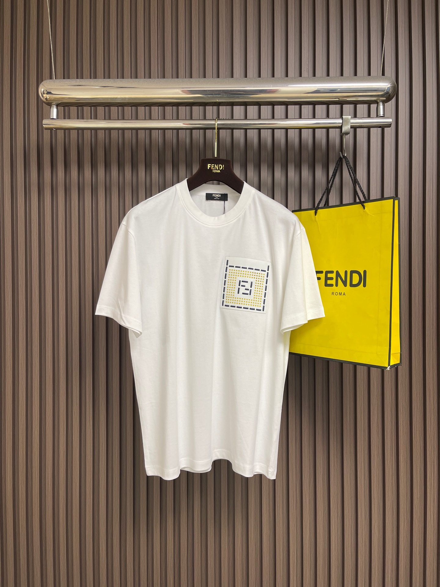 NO:945955,FENDI 2026SS early spring new chest pocket stitching short-sleeved T-shirt. The chest pocket is decorated with jacquard ff fabric inserts and the same color leather trim. It is the iconic ff pattern fabric, one of the iconic materials, with a unique brand identity and fashion sense. The pocket outline is made of high-quality leather material, which feels soft and comfortable, and also has a high degree of durability and wear resistance. Size XS-L  Size S, length 72, bust 110, shoulder width 50, sleeve length 23, size M, length 74, bust 116, shoulder width 52, sleeve length 24, size L, length 76, bust 122, shoulder width 54, sleeve length 25, fendi, T-shirt, tees, t-shirt,19860909FENDI 2026SS早春新款胸前口袋拼接短袖T恤,胸袋饰有提花ff布料嵌片和同色皮革饰边为标志性ff图案面料,标志性的材料之一,具有独特的品牌标识和时尚感.口袋轮廓采用高质量的皮革材料制作,手感柔软舒适,同时还具有高度的耐久性和耐磨性.尺码XS-L XS码 衣长70 胸围104 肩宽48 袖长22 S码衣长72 胸围110 肩宽50 袖长23 M码 衣长74 胸围116 肩宽52 袖长24 L码衣长76 胸围122 肩宽54 袖长25,,fendi,T-shirt,tees，t-shirt,,Men's clothing