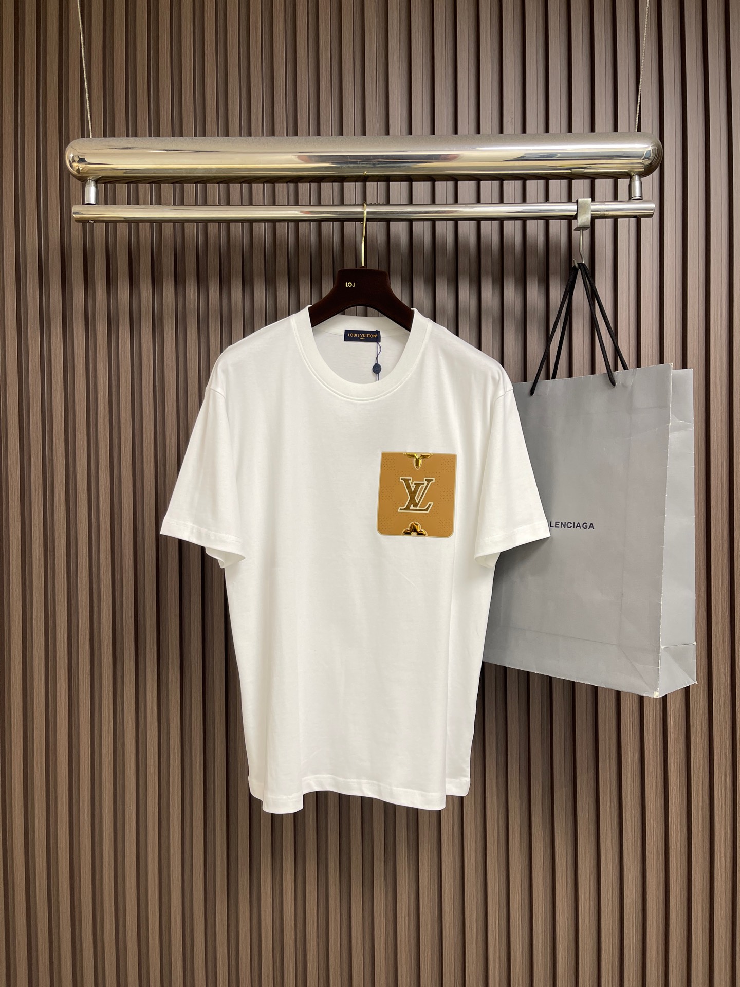 NO:945858,LV patchwork pocket short-sleeved T-shirt, the fabric is carefully made of customized cotton fabrics, spliced pocket design, excellent texture, comfortable and soft fabric, skin-friendly and breathable, patch pockets on the top, half moon on the back of the neck, covering the flesh and making you look slimmer, the overall alignment is straight and delicate, the fabric is comfortable and soft, complete with three standards, the same style for men and women. Sizes XS-L  Shoulder width 50, sleeve length 23, size M, length 74, bust 116, shoulder width 52, sleeve length 24, size L, length 76, bust 122, shoulder width 54, sleeve length 25, Louis Vuitton, T-shirt, tees, t-shirt,19860909LV 拼皮口袋短袖T恤,面料采用定制棉质面料精心制作,拼接口袋设计,质感卓越,面料舒适柔软,亲肤透气,上衣贴袋、后颈半月,遮肉显瘦,整体走线平直细腻,面料舒适柔软,三标齐全,男女同款.尺码XS-L XS码 衣长70 胸围104 肩宽48 袖长22 S码衣长72 胸围110 肩宽50 袖长23 M码 衣长74 胸围116 肩宽52 袖长24 L码衣长76 胸围122 肩宽54 袖长25,,louis vuitton,T-shirt,tees，t-shirt,,Men's clothing