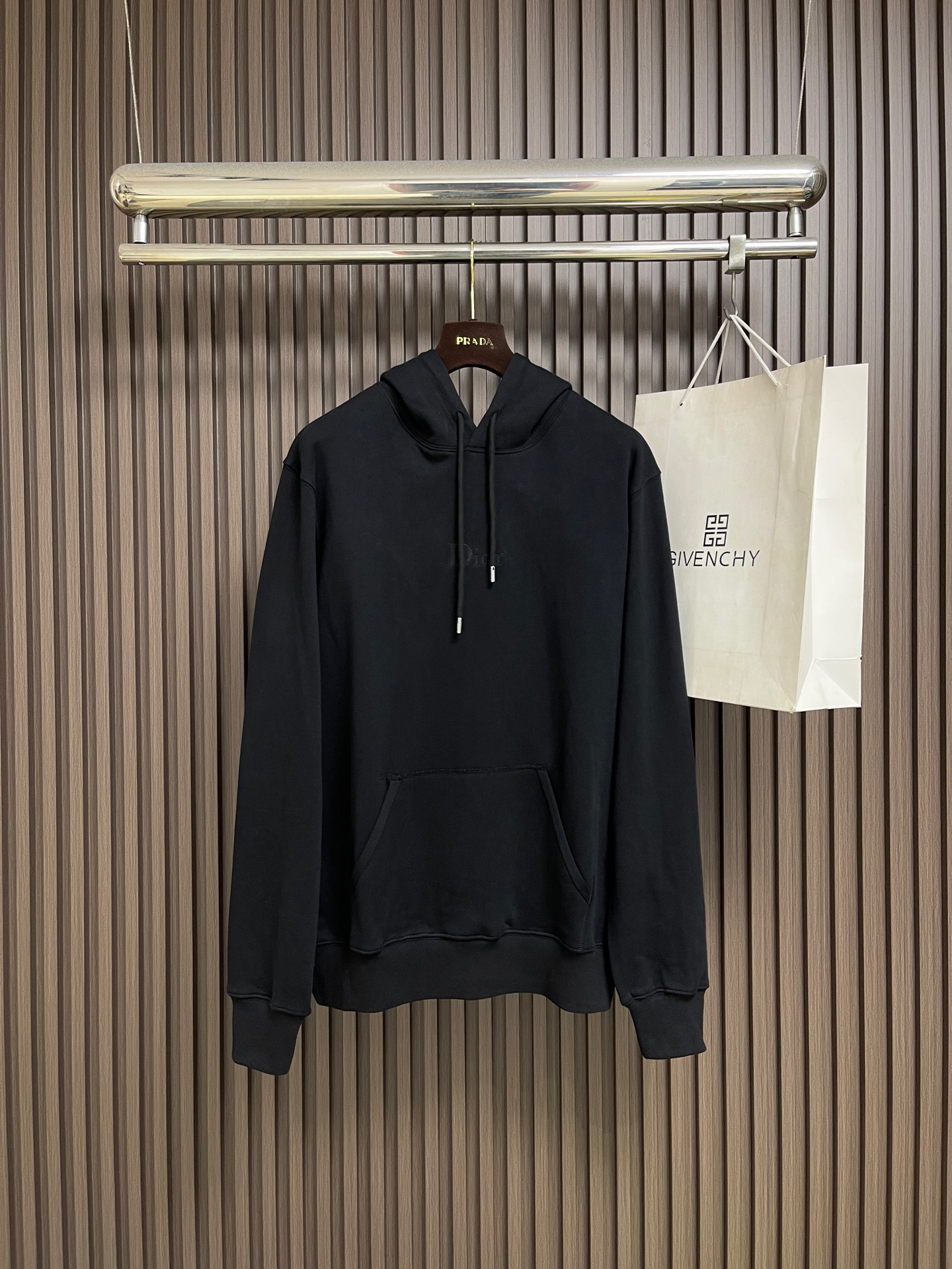 NO:950681,Dior embroidered hooded sweatshirt, custom-made cloud-like fleece cotton, high-density and crisp, skin-friendly and soft, showing elegance and restraint. Seiko DIOR embroidery on the chest is silently embellished, hinting at the brand's luxury charm. The drawstring hood and kangaroo pocket are both ingenious. The sporty silhouette and French elegance are blended to express the ultimate luxury texture with ease and casualness. Imported machine embroidery technology is used, using advanced computer control systems and precision mechanical components.  Achieve Dior letter embroidery work with high precision, smooth and delicate lines, and the fabrics have been fermented and washed. It has a better hand feel and texture. It is not easy to deform, not easy to shrink, not easy to fade, and maintains long-term beauty. The overall wiring is straight and delicate, the fabric is comfortable and soft, and the color is consistent without color difference. It can be matched with the same style to create a fashionable look, control various occasions, customized accessories, and three complete standards!  Sizes S-XL Medium back length 68.5 Bust 122 Shoulder width 48.5 Medium Back length 70 Bust 126 Shoulder width 50.5 Large Center back length 71.5 Bust 130 Shoulder width 52.5 XL Medium back length 73 Bust 134 Shoulder width  54.5,,dior,hoodie,sweatshirts,hats,19860909Dior 刺绣连帽卫衣,定制云境起绒棉 高密挺括 亲肤软糯 于温润克制间尽显矜贵 胸前精工DIOR刺绣静默点缀 暗叙品牌奢韵 抽绳连帽与袋鼠口袋兼具巧思 将运动廓形与法式优雅浑然相融 自在随性间尽释极致奢华质感.采用进口机刺绣工艺 使用先进的计算机控制系统和精密的机械部件 实现Dior字母刺绣作业 精度高 线条流畅而细腻,面料都经过酵洗 手感质感更佳 不易变形 不易缩水 不易褪色 保持长久的美观.整体走线平直细腻,面料舒适柔软,颜色一致无色差 能与同款搭配营造时尚造型,驾驭各种场合,定制辅料,三标齐全！尺码S-XL S码 后中长 68.5 胸围 122 肩宽 48.5 M码 后中长 70胸围 126 肩宽 50.5 L码 后中长 71.5 胸围 130 肩宽 52.5 XL码 后中长 73胸围 134 肩宽 54.5,,dior,hoodie,sweatshirts,hats,,Men's clothing