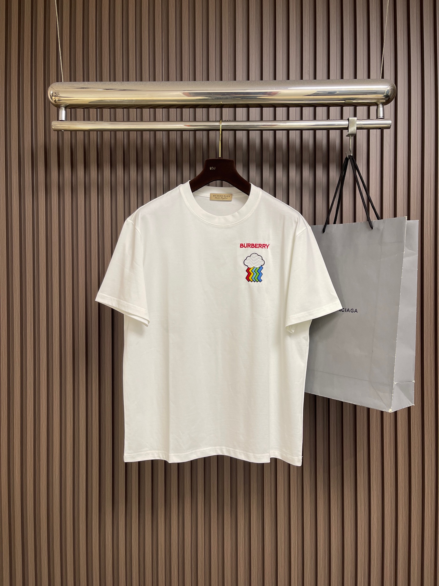 NO:950654,Burberry cloud embroidered short-sleeved T-shirt is made of plain woven cotton, embellished with cloud logo embroidery, and has a round neck design, showing a slim fit. The overall line is straight and delicate, the fabric is comfortable and soft, and the color is consistent without color difference. It can be matched with the same style to create a fashionable look and control various occasions. Customized accessories, complete with three standards, same style for men and women. Sizes M-3XL, burberry, T-shirt, tees, t-shirt,19860909Burberry 云朵刺绣短袖T恤,采用平织棉,点缀云朵徽标刺绣,采用圆领设计,呈现修身版型.整体走线平直细腻 面料舒适柔软 颜色一致无色差 能与同款搭配营造时尚造型,驾驭各种场合,定制辅料,三标齐全,男女同款.尺码M-3XL,,burberry,T-shirt,tees，t-shirt,,Men's clothing