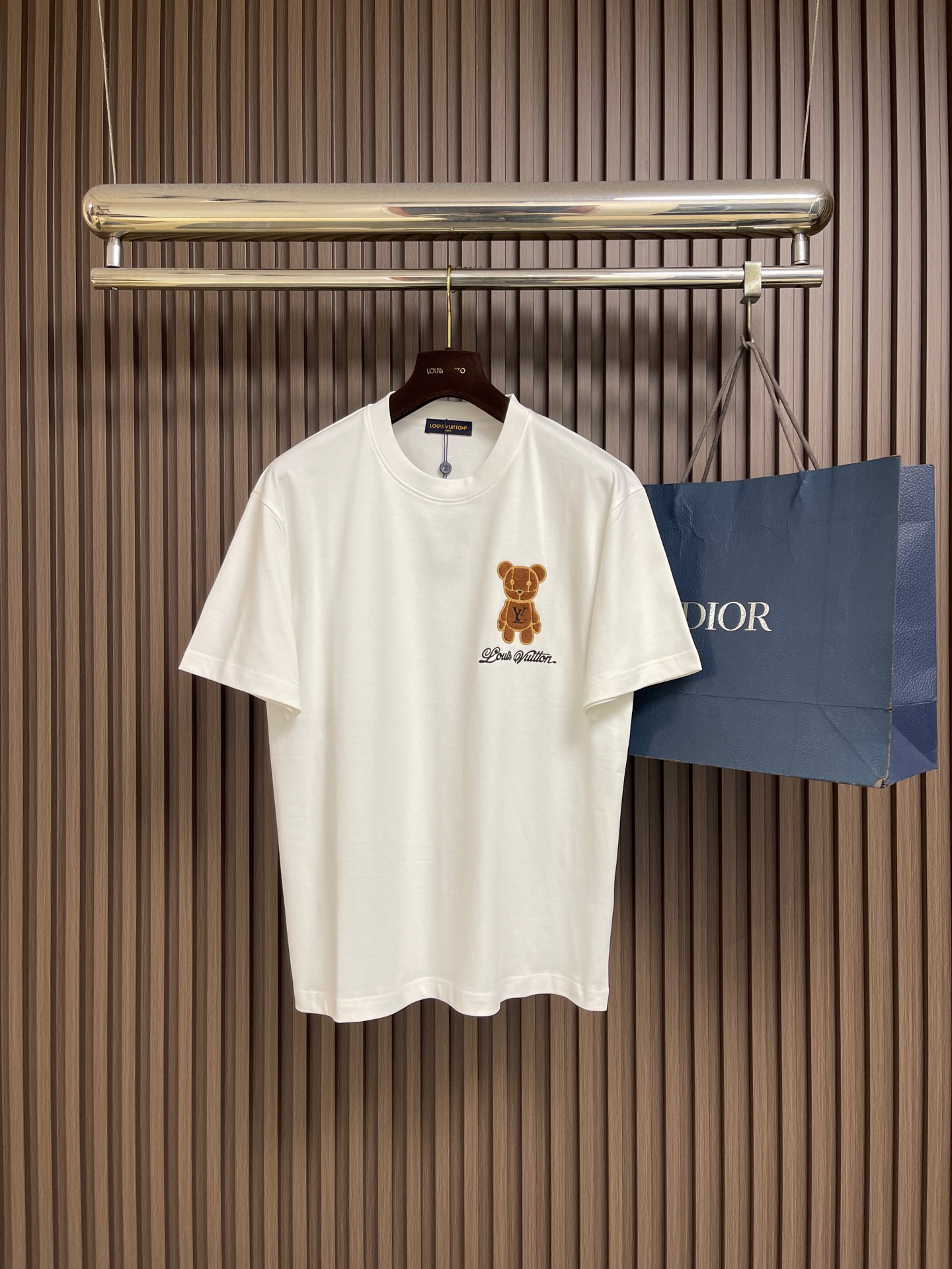 NO:950651,The whole set is not for sale. LV's new spring and summer flocked cartoon short-sleeved T-shirt and shorts set is made of selected cotton fabrics and has a good upper body effect. It has a very three-dimensional jacquard structure. It is the most beautiful scenery in this summer when worn inside or outside!  The shorts have an elastic waistband with contrasting drawstring design. Sizes M-XXXL M Size Length 70 Bust 104 Shoulder Width 48 Hips 112 Pants Length 53 L Size Length 72 Bust 110 Shoulder Width 50 Hips 116 Pants Length 54  Bust 119 Shoulder width 53 Hips 124 Pants length 56 3XL length 76 Bust 123 Shoulder width 54 Hips 128 Pants length 57,,louis vuitton,shorts,T-shirt,tees,t-shirt,19860909整套 不拆卖 LV 春夏新款植绒卡通短袖T恤短裤套装,精选棉质面料,上身效果好 非常立体的提花结构,内穿外搭都是这个夏天最漂亮的风景线！短裤松紧腰头撞色抽绳设计.尺码M-XXXL M码 衣长70 胸围104 肩宽48 臀围112 裤长53 L码 衣长72 胸围110 肩宽50 臀围116 裤长54 XL码 衣长74 胸围115 肩宽52 臀围120 裤长55 2XL码衣长75 胸围119 肩宽53 臀围124 裤长56 3XL码衣长76 胸围123 肩宽54 臀围128 裤长57,,louis vuitton,shorts,T-shirt,tees，t-shirt,,Men's clothing