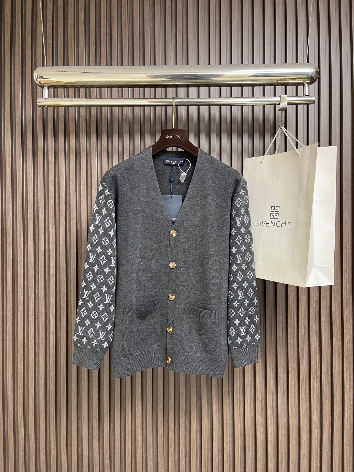 NO:956028,LV cashmere blended knitted cardigan sweater jacket, this LV  MONOGRAM cashmere blended knitted cardigan uses cashmere and combed cotton blended yarn. The yarn is soft, delicate and fluffy, warm and skin-friendly. It is woven using Siping dense knitting technology, which is anti-pilling, not easy to relax and deform, and has an outstanding drape texture.  The body is designed with contrasting color splicing. The main body is solid color, low-key and calm. The sleeves are made of presbyopic MONOGRAM all-over jacquard. The jacquard texture is tight and three-dimensional, and the yarns are firmly intertwined. It is not easy to snag and fall off when worn for a long time. The classic V-neck cardigan has a modified version.  The neck line and placket are matched with customized vintage log buttons, which have a warm texture and are durable in opening and closing. The hem and cuffs are made of the same fabric and thickened ribbing, which has stable rebound and is not easy to loosen. The front body has double-sided patch pockets to reinforce the edges, making it more practical. The ready-made garment has been smoothed and water-treated  Washing and styling treatment, the shrinkage rate is very low, the whole car is finely knitted and overlocked, the wiring is smooth and smooth, and it can be worn for both business and leisure. It has both light luxury recognition and warm and practical wearability in autumn and winter. The overall wiring is straight and delicate, the fabric is comfortable and soft, and the color is consistent without color difference.  Can be matched with the same style to create a fashionable look, to suit various occasions, customized accessories, complete with three standards!  Sizes S-XL,,louis vuitton,jackets & coats,sweaters,19860909LV 山羊绒混纺针织开衫毛衣外套,这款LV MONOGRAM山羊绒混纺针织开衫甄选山羊绒搭配精梳棉混纺纱线,纱线柔软细腻蓬松,保暖亲肤,采用四平密实针织工艺织造,抗起球、不易松弛变形,垂坠质感出众.衣身采用撞色拼接设计,主体纯色低调沉稳,双袖做老花MONOGRAM满幅提花织制,提花纹理紧致立体,纱线交织牢固,长期穿着不易勾丝脱线.经典V领开衫版型修饰脖颈线条,门襟搭配定制复古原木纽扣,质感温润开合耐久.下摆、袖口均做同面料加厚罗纹收口,回弹稳定不易松垮,前身双侧贴袋加固包边,实用性更强.成衣经过柔顺水洗与定型处理,缩水率极低,全车精细针织包缝,走线平整顺滑,商务休闲皆可穿搭,兼具轻奢辨识度与秋冬保暖实穿性.整体走线平直细腻,面料舒适柔软,颜色一致无色差 能与同款搭配营造时尚造型,驾驭各种场合,定制辅料,三标齐全！ 尺码S-XL,,louis vuitton,jackets & coats,sweaters,,Men's clothing