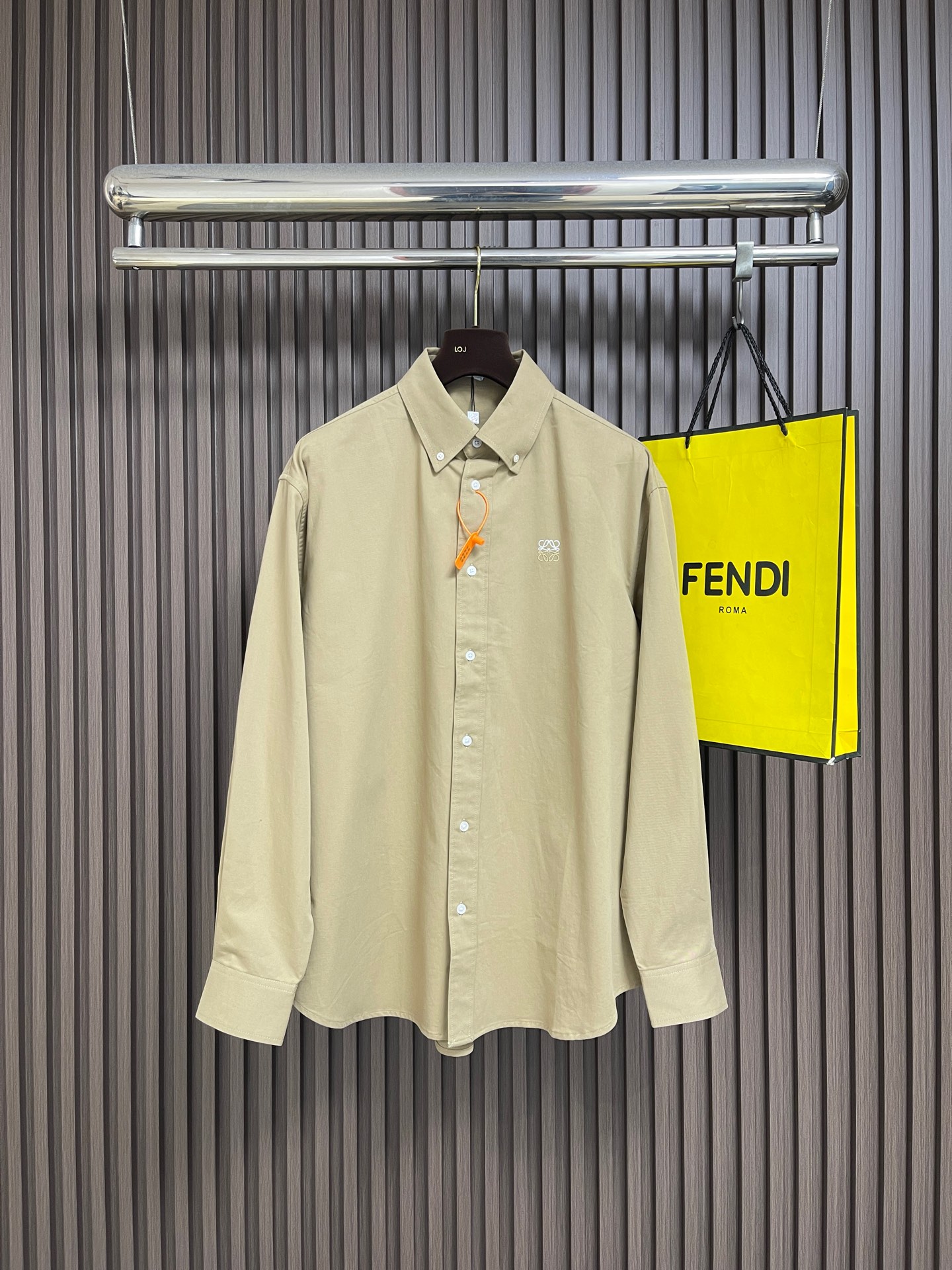 NO:956042,Loewe Anagram two-color embroidered long-sleeved shirt, custom-made luxury cloud velvet twill, crisp and draped, comfortable and skin-friendly, khaki soaked mist velvet texture, warm and calm tones, spreading low-key elegance, neat button opening and closing on the front, exquisite button embellishment on the cuffs, showing exquisite workmanship everywhere, two-color Anagram embroidery on the chest is a subtle finishing touch, secretly engraved with brand genes, and hidden elegance in the minimalist silhouette.  Square-inch details show high-end style. Imported machine embroidery technology is used. Advanced computer control systems and precision mechanical components are used to achieve Loewe Anagram embroidery operations with high precision. The lines are smooth and delicate, and the fabrics have been fermented. The texture is better. It is not easy to deform, not easy to shrink, not easy to fade, and maintains long-term beauty. The overall routing is straight and delicate, the fabric is comfortable and soft, and the color is consistent without color difference. It can be matched with the same style to create a fashionable look, and can handle various occasions. Customized accessories and three complete standards!  Size 37/38/39/40 S-XL,,loewe,shirts,19860909Loewe Anagram 双色刺绣长袖衬衫,定制奢光云绒斜纹棉 挺括垂坠 舒适亲肤 卡其色浸润雾绒肌理 色调温润沉敛 铺展低调奢雅 前襟利落纽扣开合 袖口精致纽扣点缀 处处彰显精工考究 胸前双色Anagram刺绣精妙点睛 隐秘镌刻品牌基因 于极简廓形之中暗藏奢雅底蕴 方寸细节尽现高阶格调.采用进口机刺绣工艺 使用先进的计算机控制系统和精密的机械部件 实现Loewe Anagram刺绣作业 精度高 线条流畅而细腻,面料都经过酵洗 手感质感更佳 不易变形 不易缩水 不易褪色 保持长久的美观.整体走线平直细腻,面料舒适柔软,颜色一致无色差 能与同款搭配营造时尚造型,驾驭各种场合,定制辅料,三标齐全！ 尺码37/38/39/40 S-XL,,loewe,shirts,,Men's clothing