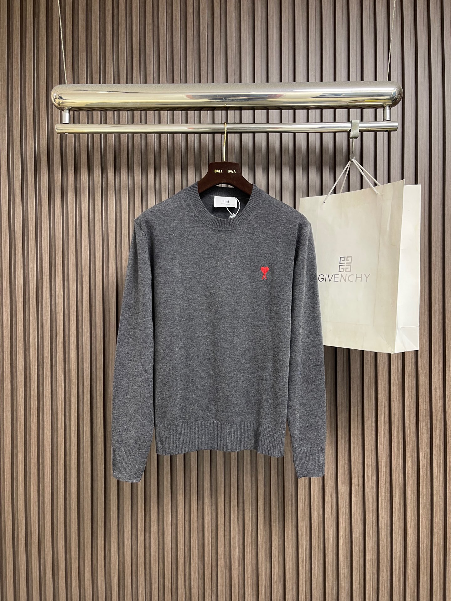 NO:950687,Ami Paris  Round neck wool ADC embroidered knitted sweater. This love A embroidered round neck sweater is made of fine, skin-friendly worsted wool blended yarn. It is woven with a fine flat knitting method. The fabric is soft and smooth, breathable and warm, and has excellent anti-pilling ability. The upper body  Lightweight and pressure-free. The classic fitted round neck style is paired with a reinforced rib collar, which has long-lasting elasticity and is not easy to loose and deform. The raglan sleeves are cut to allow free movement without restricting the limbs. The love A logo on the left chest is made of high-density three-dimensional embroidery technology, with tight and full lines.  The pattern is neat and three-dimensional, and it is not easy to fall off and crack after repeated washing. The cuffs and hem are made of ribbing with the same texture, which fits the body shape, is windproof and temperature-locking. The entire garment is sewn with seamless hemming, and the stitching is even and fine. It has been pre-shrunk and washed to reduce the shrinkage rate.  Extremely low. The overall style is simple and low-key. It is versatile for commuting and leisure. It has both basic practicality and iconic luxury recognition. It is suitable for a variety of wearing styles, both inside and outside. The overall routing is straight and delicate, the fabric is comfortable and soft, and the colors are consistent without color difference.  Can be matched with the same style to create a fashionable look, to suit various occasions, customized accessories, complete with three standards!  Sizes S-XL,,sweaters,19860909Ami Paris 圆领羊毛ADC刺绣针织毛衣,这款爱心A刺绣圆领针织衫甄选细腻亲肤精纺羊毛混纺纱线,采用细密四平针织织法织造,面料软糯顺滑,透气保暖且抗起球能力出众,上身轻盈无压感.经典合身圆领版型搭配加固罗纹领口,弹力持久不易松垮变形,插肩袖剪裁活动自在不束缚肢体.左胸口爱心A标识采用高密度立体刺绣工艺,走线紧致饱满,图案工整立体,反复洗涤不易脱线开裂.袖口与下摆采用同肌理收口罗纹,贴合身形防风锁温,整件成衣采用无痕包边缝制,针脚均匀细密,经过预缩水洗定型处理,缩水率极低.整体风格简约低调,百搭通勤休闲多种场景,兼具基础实穿性与标志性轻奢辨识度,适配内搭外穿多种穿搭方式.整体走线平直细腻,面料舒适柔软,颜色一致无色差 能与同款搭配营造时尚造型,驾驭各种场合,定制辅料,三标齐全！尺码S-XL,,sweaters,,Men's clothing