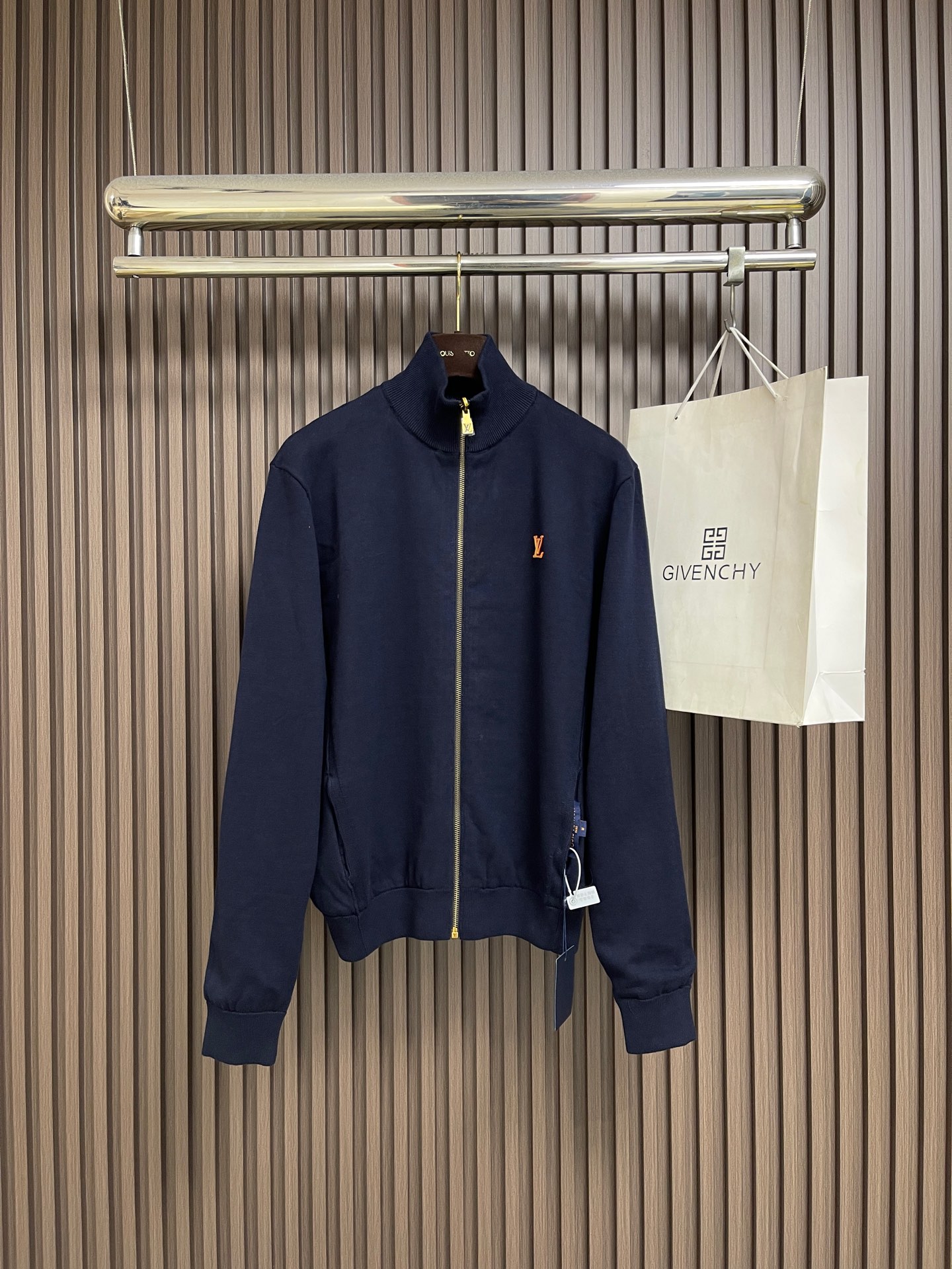 NO:950692,LV 2026FW mixed logo double-sided zipper sweatshirt jacket, custom-dyed 60-count double-ply fine cotton yarn, custom-dyed nylon jacquard fabric, template embroidery, fabric jacquard, fabric enzyme wash, customized 11 leather labels, customized 11 zippers, customized 11 trademarks, fitted version. Sizes S-XL, Louis Vuitton, jackets & coats,19860909LV 2026FW 混合Logo标识双面穿拉链运动衫外套,定染60支双股精疏棉纱,定染锦纶提花面料,模版刺绣,面料提花,面料酵洗,定制11皮标,定制11拉链,定制11商标,合身版型.尺码S-XL,,louis vuitton,jackets & coats,,Men's clothing