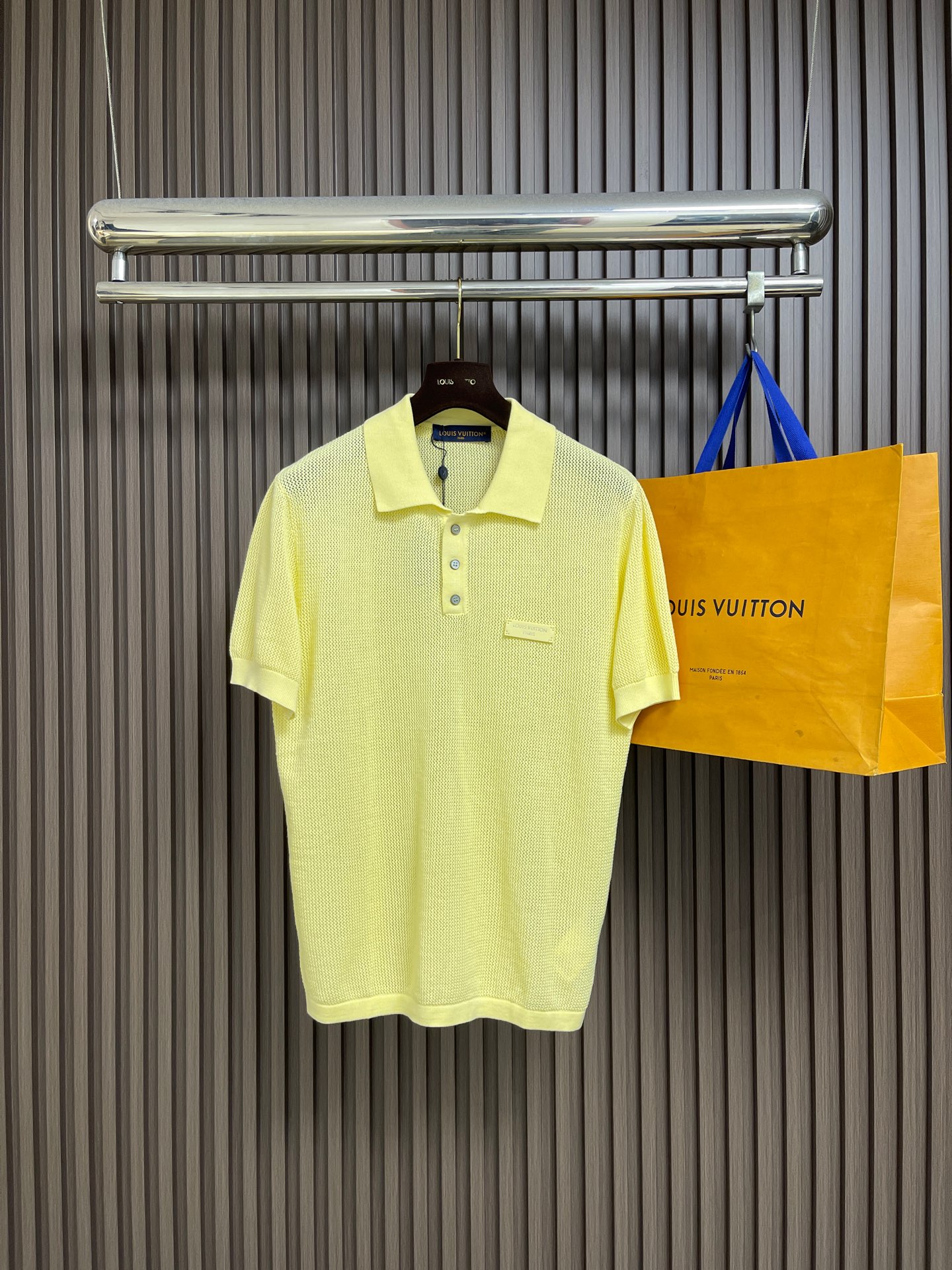 NO:950608,LV  Mesh checkerboard knitted short-sleeved T-shirt with letter leather label. The fabric is made of original breathable and skin-friendly cotton knitted yarn. It is woven with full-body checkered hollow jacquard craftsmanship. It has a contrasting yellow texture with holes arranged evenly and regularly. It is breathable and refreshing, suitable for the sultry weather in spring and summer. Classic small lapel design, neat collar shape; chest seam  Made of rectangular genuine leather labels, the stitching is firm and neat, enhancing the overall light and luxurious texture. The short-sleeved cuffs are ribbed to fit the arms without being loose; the body is straight and loosely cut to accommodate a variety of body shapes, and the knitted seams throughout the body are finely and evenly routed without excess threads. Complete with three labels, customized accessories. Sizes S-XL  Size S, length 66, bust 108, shoulder width 43, sleeve length 20, size M, length 68, bust 112, shoulder width 44, sleeve length 21, size L, length 70, bust 116, shoulder width 45, sleeve length 22, XL size, length 72, chest 120, shoulder width 46, sleeve length 23,19860909LV 字母皮标网眼棋盘针织短袖T恤,面料采用原版一致透气亲肤全棉针织纱线,经全身方格镂空提花工艺织造,黄方格撞色肌理,孔洞排布均匀规整,透气清爽,适配春夏闷热天气.经典小翻领设计,领型利落；胸口缝制长方形真皮皮标,车线牢固工整,提升整体轻奢质感.短袖袖口采用收边罗纹处理,贴合手臂不松垮；衣身直筒宽松剪裁包容多种身形,全身针织接缝走线细腻平整,无多余线头.三标齐全,定制辅料.尺码S-XL S码衣长66 胸围108 肩宽43 袖长20 M码 衣长68 胸围112 肩宽44 袖长21 L码衣长70 胸围116 肩宽45 袖长22 XL码 衣长72 胸围120 肩宽46 袖长23,,louis vuitton,T-shirt,tees，t-shirt,,Men's clothing