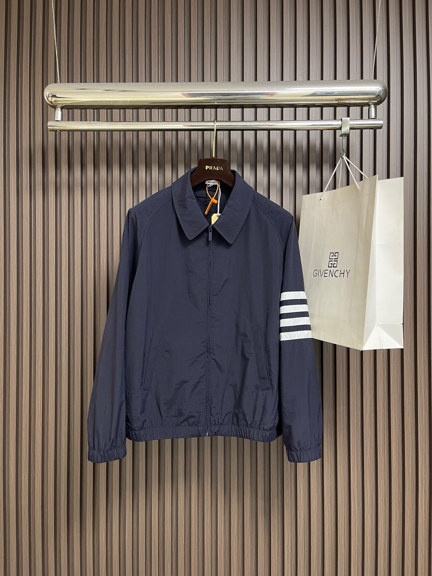 NO:956117,THOM BROWNE TB zipper jacket. Custom-made lightweight functional fabric. Light and windproof. Comfortable and skin-friendly. Deep navy blue with a matte luxury feel. Highlights extraordinary style. Raglan sleeves are loosely cut to stretch freely. Clean and soft outline. Four-stripe webbing embellishment on the left arm. Condensing the brand's classic logo. It has a preppy light luxury temperament. High-elastic elastic cuffs at the hem and cuffs, neat and stylish, taking into account both practicality and aesthetics.  Perfect interpretation of simple and ultimate luxury and elegance, three-dimensional cutting of human body, return to traditional craftsmanship, through segmentation, folding, shrinking, and stretching techniques. The so-called slow work produces fine work, which is the respect for materials and the pursuit of feel. Complex workmanship, tedious, slow timeliness, high loss. Template machine bag opening. The preset template guides the position, shape and size of the bag opening. The accuracy ensures the quality of the bag opening effect. The overall routing is straight and delicate, the fabric is comfortable and soft, and the color is consistent and without color difference.  Can be matched with the same style to create a fashionable look, to suit various occasions, customized accessories, complete with three standards!  Sizes 1-4 Size 1 Bust 120 Length 64 Sleeve length 77.3 Size 2 Bust 124 Length 66 Sleeve length 79 Size 3 Bust 128 Length 68 Sleeve length 80.7 Size 4 Bust 132 Length 70 Sleeve length 82.4,,jackets & coats,jackets & coats,19860909THOM BROWNE TB 拉链夹克外套 定制凝风轻薄机能布 轻盈防风 舒适亲肤 深邃藏青自带哑光奢感 彰显不凡格调 插肩袖宽松剪裁 舒展自如 轮廓利落柔和 左臂四条纹织带缀饰 凝练品牌经典标识 自带学院风轻奢气质 下摆与袖口高弹松紧收口 利落有型 兼顾实用与美学 完美演绎简约而极致的顶奢雅韵,人体立体裁剪 回归传统工艺手法 通过分割 折叠 抽缩 拉展技术手法 所谓慢工出细活 是对材料的尊重 对手感的追求 做工复杂 繁琐 时效慢 损耗高模版机开袋 预设的模板来指导开袋的位置 形状和大小 精确性确保了开袋效果质量.整体走线平直细腻,面料舒适柔软,颜色一致无色差 能与同款搭配营造时尚造型,驾驭各种场合,定制辅料,三标齐全！尺码1-4 1码 胸围120 衣长64 袖长77.3 2码 胸围124 衣长66 袖长79 3码 胸围128 衣长68 袖长80.7 4码 胸围132 衣长70 袖长82.4,,jackets & coats,jackets & coats,,Men's clothing