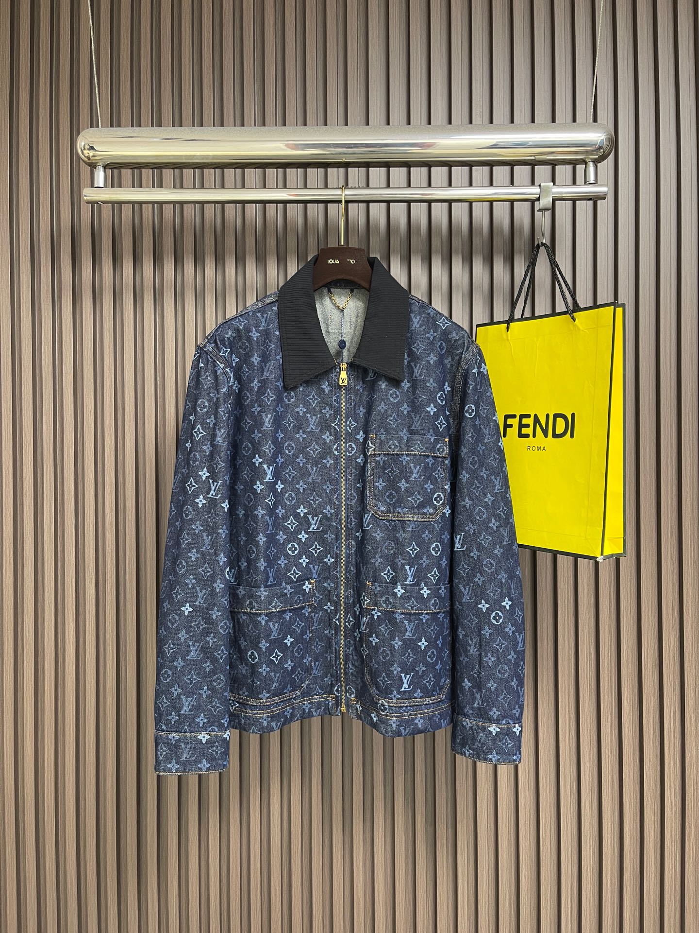 NO:950711,LV  2026SS all-over printed presbyopic casual denim jacket. This denim is made of washed denim fabric, which is soft and wear-resistant, weakening the stiff texture of denim, making it comfortable and unrestricted for daily use. The classic lapel is matched with a corduroy collar, which is full of layered texture. The metal zipper placket is smooth and durable, and the multi-pocket design on the front is both beautiful and practical. The body is covered with gradient blue all-over presbyopic prints, low-key and hidden brand recognition.  The degree, loose shoulder style accommodates all body shapes, not tight or bloated. The dark denim background is calm and elegant, with a retro street style, suitable for a variety of wearing scenes. It can be worn as an inner layer or a sweater, and paired with denim wide-leg pants for casual bottoms, it is easy to create a trendy look that can be used for commuting and going out. It cleverly combines retro denim craftsmanship with trendy presbyopic elements. Sizes 44-52, Louis  vuitton,jackets & coats,19860909LV 2026SS满印老花休闲牛仔外套,这款牛仔采用水洗丹宁面料打造,触感柔软耐磨,弱化牛仔硬挺质感,日常上身舒适无拘束.经典翻领搭配灯芯绒领边,层次质感十足,金属拉链门襟顺滑耐用,前侧多口袋设计兼顾美观与实用性.衣身遍布渐变蓝色老花满印纹样,低调暗藏品牌辨识度,宽松落肩版型包容各类身形,不紧绷不臃肿.深色牛仔底色沉稳大气,自带复古街头格调,适配多种穿搭场景.内搭、针织衫皆可,下装搭配牛仔阔腿裤、休闲,轻松打造成套潮流造型,通勤、出街都能驾驭,将复古牛仔工艺与潮流老花元素巧妙融合.尺码44-52,,louis vuitton,jackets & coats,,Men's clothing