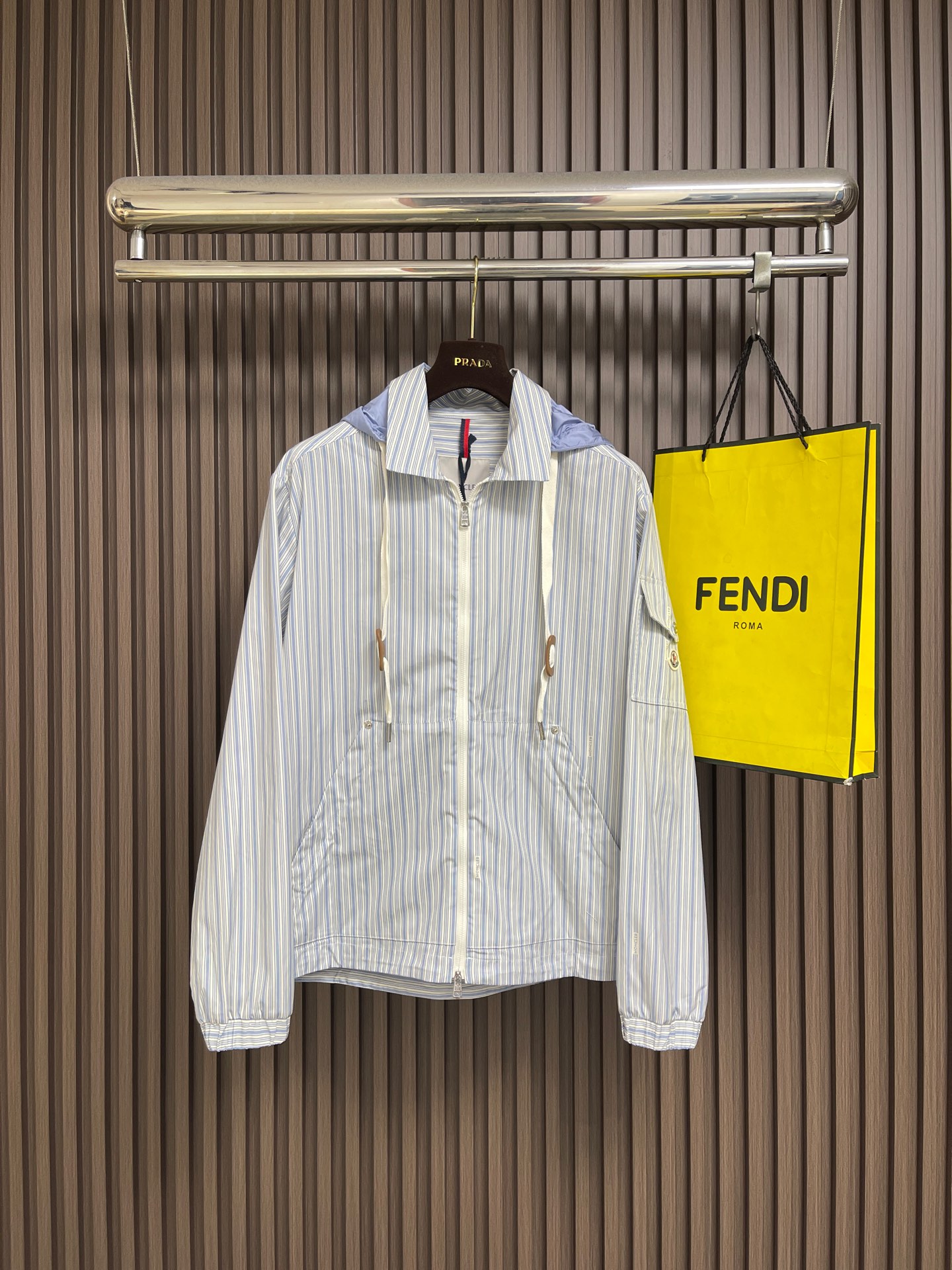 NO:955992,Moncler  Striped hooded jacket, the whole body is made of pure cotton fabric. The fabric has been treated with dual processes of pre-shrinking and soft shaping to avoid the shortcomings of ordinary cotton that are stiff, easy to shrink, and easy to wrinkle. The cotton fiber is fine and tight, and soft to the touch.  It is warm and moist, close to the skin, non-irritating, and has excellent breathability; at the same time, it has a natural and stiff drape, which can perfectly support the loose and neat silhouette of the whole piece. The upper body is not soft or close to the body, and can easily modify the body shape. The detachable hood and hood are  The linings are all made of nylon fabric. The nylon material is thin and lightweight, has a smooth and flexible texture, and almost no weight. It has good wrinkle resistance and quick-drying properties, and it is not easy to produce hard wrinkles after being rubbed. The stripe texture is created using high-end digital printing technology, and the ink directly penetrates into the cotton fiber and does not float on the surface of the fabric. The printing color saturation is even, the stripe lines are straight and regular, the edges of the texture are clear and neat, there are no fuzzy edges, no misalignment and halo problems, and the overall geometric stripe texture  It feels high-end and simple, and has strong fastness. The ink does not block the breathable pores of cotton, fully retaining the original breathability and softness of pure cotton, taking into account both beauty and comfort. The front adopts a high-quality customized zipper opening and closing, and the zipper teeth are arranged neatly and tightly. Pulling back and forth is smooth and silent, without jamming or losing teeth. The placket adopts double-layer reinforced stitching technology, and the wiring is neat and dense. It is not easy to deform and open after long-term opening and closing, which greatly improves the service life of the garment. The front is equipped with a kangaroo-style large mouth.  The bag has sufficient capacity and the mouth of the bag is reinforced and locked, which has strong load-bearing capacity and is not easily deformed. The sleeves have exclusive custom-made snap button pockets. The metal snaps open and close crisply and tightly, and the closure is tight and not easy to loosen. It is both decorative and practical. The hem can be carried  Adjustable drawstring design, with exclusive metal rope buckle, you can freely tighten the hem, create loose and slim fit, and effectively prevent wind and temperature. The whole hem is hemmed with dense sewing technology, and the corners are smooth and neat, without excess threads. Sizes 1-4  Size 1, length 68.5, chest 118, shoulder width 49, sleeve length 64, size 2, length 70, chest 122, shoulder width 50, sleeve length 65, size 3, length 71.5, chest 126, shoulder width 51, sleeve length 66, size 4, length 73, chest 130, shoulder width 52, sleeve length 67,,jackets & coats,jackets & coats,hats,19860909Moncler 条纹式连帽夹克外套,衣身通体采用纯棉面料,面料经过预缩、柔软定型双重工艺处理,规避普通棉布生硬、易缩水、易起皱的缺点.棉料纤维细腻紧实,触感柔软温润,贴身穿亲肤无刺激,透气性极佳；同时其自带自然挺括的垂坠感,能够完美撑起整件的宽松利落廓形,上身不软塌、不贴身,轻松修饰身形.可拆卸兜帽及兜帽里料均采用锦纶面料,锦纶材质轻薄轻量化,质地顺滑柔韧,几乎无自重,其自带良好的抗皱性与速干特性,揉搓后不易产生硬褶.条纹纹理采用高端数码印花工艺打造,墨水直接渗透棉纤维内部,并非浮于面料表面.印花色彩饱和度均匀、条纹线条笔直规整,纹路边缘清晰利落,无模糊毛边、无错位晕色问题,整体几何条纹质感高级简约、牢度极强,墨水不堵塞棉料透气孔隙,完全保留纯棉原本的透气、柔软特性,美观度与舒适度兼顾.正面采用高品质定制拉链开合,拉链齿排列整齐紧密,来回拉动顺滑静音、不卡顿、不脱齿.门襟采用双层加固车线工艺,走线工整密实,长期开合使用不易变形、开线,大幅提升成衣使用寿命.前身配置袋鼠式大口袋,袋体容量充足,袋口加固锁边,承重性强、不易变形.衣袖专属定制按扣口袋,金属按扣开合清脆紧实,闭合严密不易松脱,兼具装饰性与实用性.衣摆搭载可调节抽绳设计,搭配专属金属绳扣,可自由收紧下摆、塑造宽松修身两种版型,同时有效防风锁温.下摆整圈包边密车工艺,边角平整利落,无多余线头.尺码1-4 1码 衣长68.5 胸围118 肩宽49 袖长64 2码 衣长70 胸围122 肩宽50 袖长65 3码 衣长71.5 胸围126 肩宽51 袖长66 4码 衣长73 胸围130 肩宽52 袖长67,,jackets & coats,jackets & coats,hats,,Men's clothing