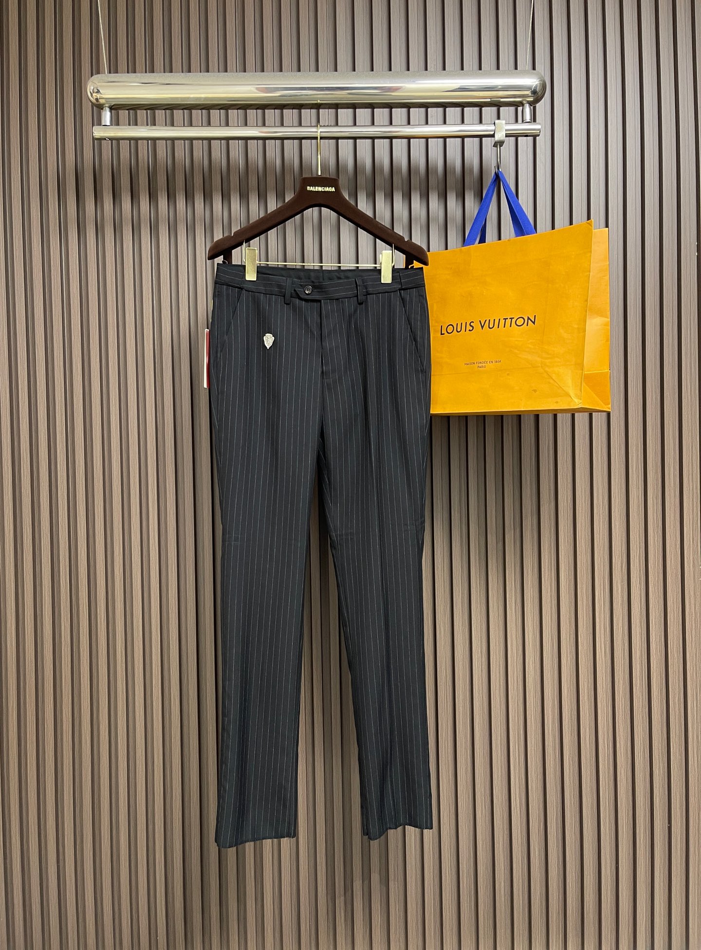 NO:956009,The whole set can be sold separately, single suit P, trousers P Gucci 2026ss early autumn new suit jacket and trousers suit, simple casual suit jacket with collar hardware stamp, imported original ultra-fine wool fabric, full of straight drape, the whole piece of clothing is machined and neatly laid out, all hardware accessories are customer-supplied top accessories with logos. At first glance, it is a high-end fabric. This fabric is all custom-woven. There is no such thing outside. It is a good product from a regular factory, and there is nothing picky about it.  Such a suit is always worn and very practical. The trousers size is 29-38, the suit size is 46-58, the suit size 46, the length of the suit is 73, the shoulder width is 43.5, the bust is 100, the length of the 48 size is 75, the shoulder width is 45, the bust is 104, the length of the 50 size is 77, the shoulder width is 46.5, the bust is 108, the size 52 is 79, the shoulder width is 47.4, the bust is 112.  Size 54, length 81, shoulder width 48.6, bust 116, size 56, length 81, shoulder width 49.8, bust 120, size 58, length 82, shoulder width 51, bust 124, trousers, size 29, length 101, waist 73, hips 91, size 30, length 103, waist 75, hips 93, size 31, length 103, waist 79, hips 97.  Size 32, length 105, waist 81, hips 99. Size 33, length 105, waist 83, hips 103. Size 34, size 105, waist 87, hips 105. Size 36, length 107, waist 91, hips 109. Size 38, length 109, waist 97, hips 115,,gucci,jackets & coats,business suit,19860909整套 可拆卖 单西服P 西裤P Gucci 2026ss早秋新款西服外套西裤套装,领子五金仔章简约休闲西装外套,进口原版进口超细羊毛布料,笔挺垂感十足,整件衣服车工走线整齐平整,所有五金附料都是客供带logo顶级配件 一看就是高档的面料 这种面料都是定织的 外面根本就没有 正规大厂途径出来的好货,无任何有挑剔的地方 这样的一套西服属于常备常穿的,实用性很强.西裤码数29-38 西服码数46-58 西服 46码衣长73 肩宽43.5胸围100 48码衣长75 肩宽45 胸围104 50码衣长77 肩宽46.5胸围108 52码衣长79 肩宽47.4胸围112 54码衣长81 肩宽48.6 胸围116 56码衣长81 肩宽49.8 胸围120 58码衣长82 肩宽51胸围124 西裤 29码 裤长101腰围73臀围91 30码 裤长103 腰围75臀围93 31码裤长103 腰围79臀围97 32码 裤长105 腰围81 臀围99 33码 裤长105 腰围83臀围103 34码 裤长105 腰围87臀围105 36码 裤长107 腰围91臀围109 38码 裤长109 腰围97臀围115,,gucci,jackets & coats,business suit,,Men's clothing