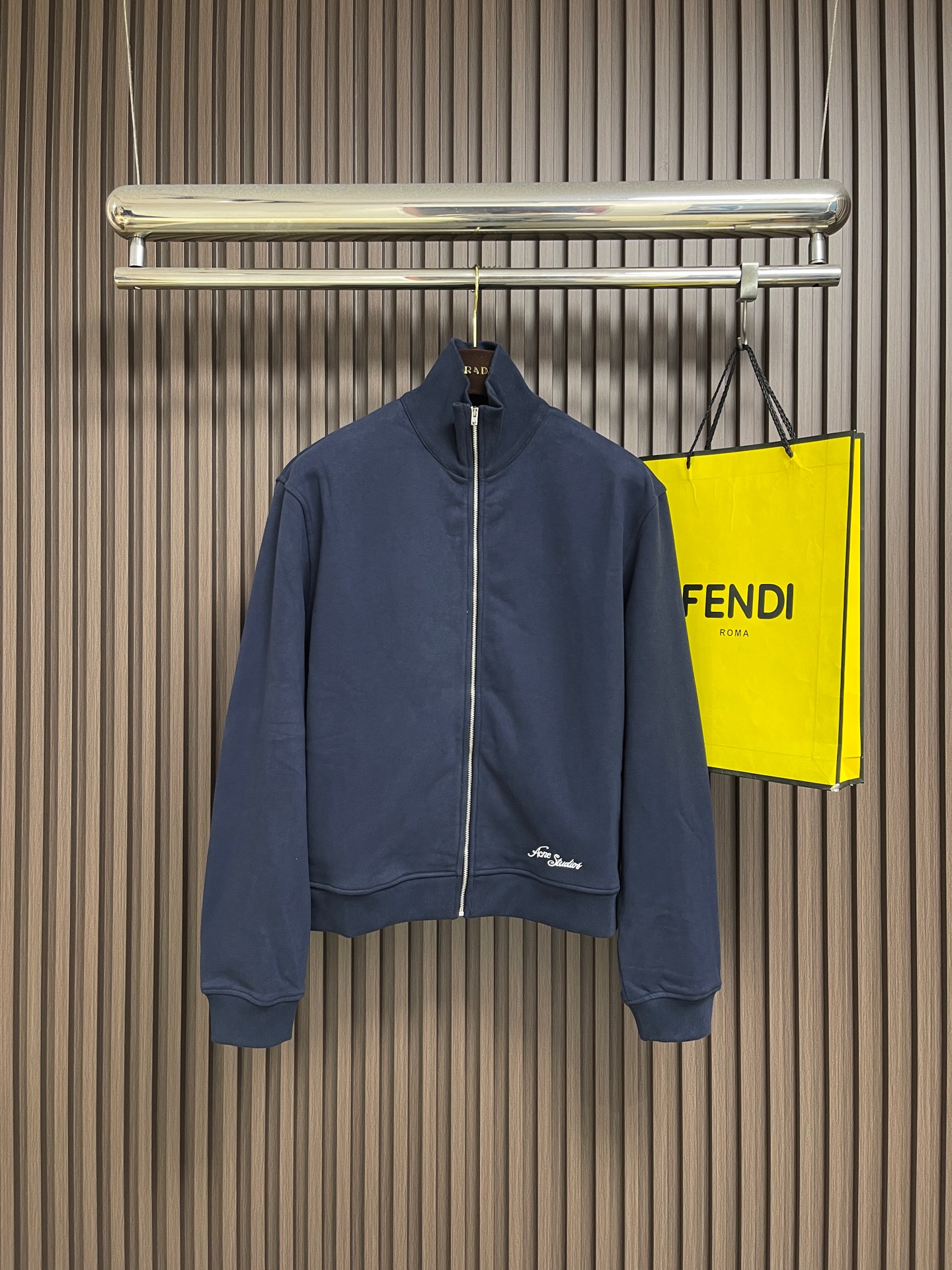 NO:955986,Acne Studios embroidered logo zipper jacket, custom-made cloud velvet double-strand soft cotton, drape and crisp, soft and skin-friendly, as quiet and melancholy as the deep sea mist blue, smearing with a collection-level luxury in silence. The echoing floral embroidery logo on the front and back is embroidered with fine silk thread to create Acne Studios' unique luxury logo totem. It inherits the minimalist core of Scandinavia and integrates the edge of retro street trend.  The half-zip stand-up collar has a neat and elegant silhouette that redefines the style and aura of light luxury wear. It adopts imported machine embroidery technology and uses advanced computer control systems and precision mechanical components to realize the Acne Studios logo work. It has high precision. The lines are smooth and delicate, and the fabrics have been fermented and washed. It has a better hand feel and texture. It is not easy to deform, not easy to shrink, not easy to fade, and maintains long-term beauty. The overall routing is straight and delicate, the fabric is comfortable and soft, and the color is consistent without color difference.  Can be matched with the same style to create a fashionable look, to suit various occasions, customized accessories, complete with three standards!  Size S-XL Size S Length 62 Bust 122 Shoulder Width 49 Sleeve Length 62 Medium Length 64 Bust 126 Shoulder Width 50.5 Sleeve Length 63 L Size Length 66 Bust 130 Shoulder Width 52 Sleeve Length 64  coats,jackets & coats,19860909Acne Studios 刺绣徽标拉链夹克外套 定制云绒双股柔顺棉 垂坠挺括 云糯亲肤 如深海雾蓝般静谧沉郁 于静默间晕染典藏级奢雅气韵 前后呼应的花体刺绣徽标 以臻密丝线匠心绣制 铸就Acne Studios独有的奢品标识图腾 承袭斯堪的纳维亚极简内核 融复古街头潮流锋芒 半拉链立领廓形利落矜贵 重新定义轻奢穿搭的格调与气场.采用进口机刺绣工艺 使用先进的计算机控制系统和精密的机械部件 实现Acne Studios 徽标工作 精度高 线条流畅而细腻,面料都经过酵洗 手感质感更佳 不易变形 不易缩水 不易褪色 保持长久的美观.整体走线平直细腻,面料舒适柔软,颜色一致无色差 能与同款搭配营造时尚造型,驾驭各种场合,定制辅料,三标齐全！尺码S-XL S码衣长62 胸围122 肩宽49 袖长62 M码 衣长64 胸围126 肩宽50.5 袖长63 L码衣长66 胸围130 肩宽52 袖长64 XL码 衣长68 胸围134 肩宽53.5 袖长65,,acne studios,dior,jackets & coats,jackets & coats,,Men's clothing