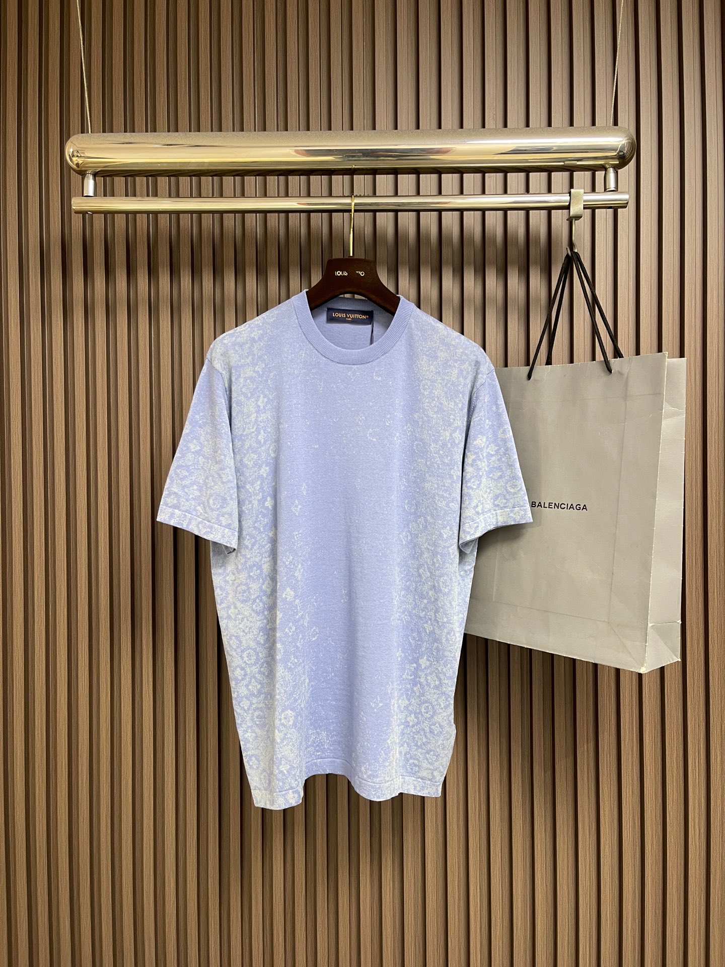NO:956050,LV haze blue Monogram gradient distressed old flower knitted short-sleeved T-shirt, heavy custom knitted fabric, precise original washing and fading process. Gradient dark pattern old flower print all over the body, old and faded dyeing with natural layers, eliminating rigid printing. Repeatedly calibrate the fabric background and printing tones, and the edge transition is soft and unobtrusive. The threaded neckline is custom-dyed in the same cylinder, not easy to deform and loose, and the alignment is in line with the original cut. Sizes S-XL S size shoulder width 45.5 bust 108  Length 68 Sleeve length 23 Size M Shoulder width 46.5 Bust length 70 Sleeve length 23.5 Size L Shoulder width 47.5 Bust size 116 Clothing length 72 Sleeve length 24 Size XL Shoulder width 48.5 Bust 120 Clothing length 74 Sleeve length 24.519860909LV 雾霾蓝Monogram渐变做旧老花针织短袖T恤,重磅定制针织面料,精准原版水洗褪色工艺 周身渐变暗纹老花印花,做旧晕染层次自然,杜绝生硬印刷反复校准面料底色与印花色调,边缘过渡柔和不突兀 螺纹领口同缸定染,不易变形松垮,走线对标原版剪裁. 尺码S-XL S码肩宽45.5胸围108 衣长68袖长23 M码 肩宽46.5胸围112衣长70袖长23.5 L码肩宽47.5胸围116衣长72袖长24 XL码 肩宽48.5胸围120衣长74袖长24.5,,louis vuitton,T-shirt,tees，t-shirt,,Men's clothing