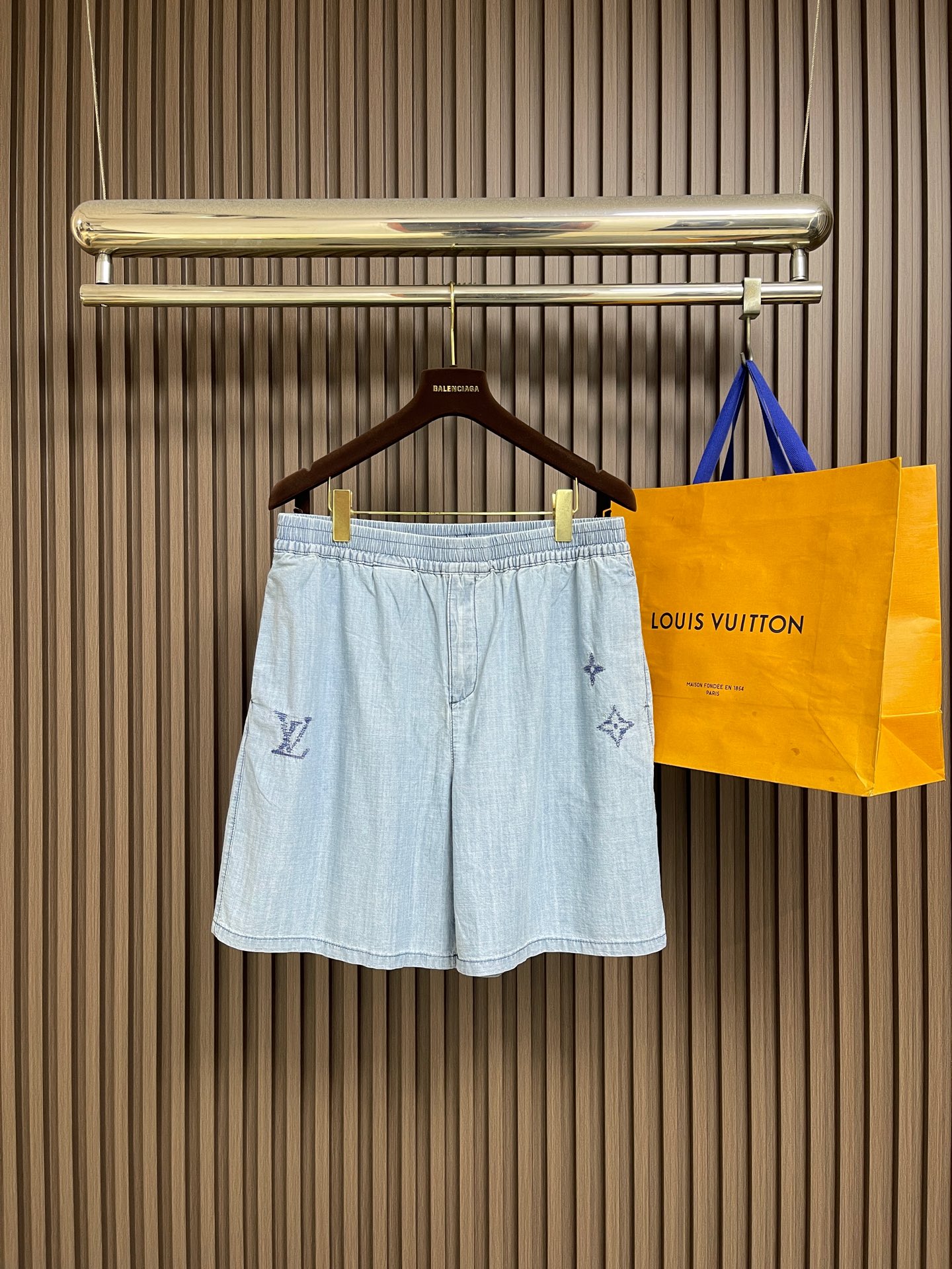 NO:956098,LV 2026ss new casual shorts, this lightweight organic cotton made of light blue twill creates a summer casual atmosphere. The smooth cut is paired with a comfortable elastic waistband, and the trouser legs are decorated with Sashiko letter patterns inspired by Japanese crafts, making this more refined. This piece can be matched with the same style to form a casual and fashionable outfit. Size 28-36 Size 28 Pants length 49 Hips 116 Waist 72 Front Wave 31  Size 30, length of pants 49.5, hip circumference 120, waist circumference 76, front wave 31.5, size 32, length of pants 50, hip circumference 124, waist circumference 80, front wave 32, size 34, length of pants 50.5, hip circumference 128, waist circumference 84, front wave 32.5, size 36, length of pants 51, hip circumference 132, waist circumference 88, front wave 33,,louis.  vuitton,shorts,19860909LV 2026ss新款休闲短裤,这款用浅蓝色斜纹棉布制成的轻便有机棉,营造出一种夏日休闲的氛围.流畅的剪裁搭配舒适的弹性腰带,裤腿上装饰着以日本手工艺为灵感的Sashiko字母图案,使这款更加精致.这件可以与同款的搭配,组成一套休闲时尚的装扮.尺码28-36 28码 裤长49 臀围116 腰围72 前浪31 30码 裤长49.5 臀围120 腰围76 前浪31.5 32码 裤长50 臀围124 腰围80 前浪32 34码 裤长50.5 臀围128 腰围84 前浪32.5 36码 裤长51 臀围132 腰围88 前浪33,,louis vuitton,shorts,,Men's clothing