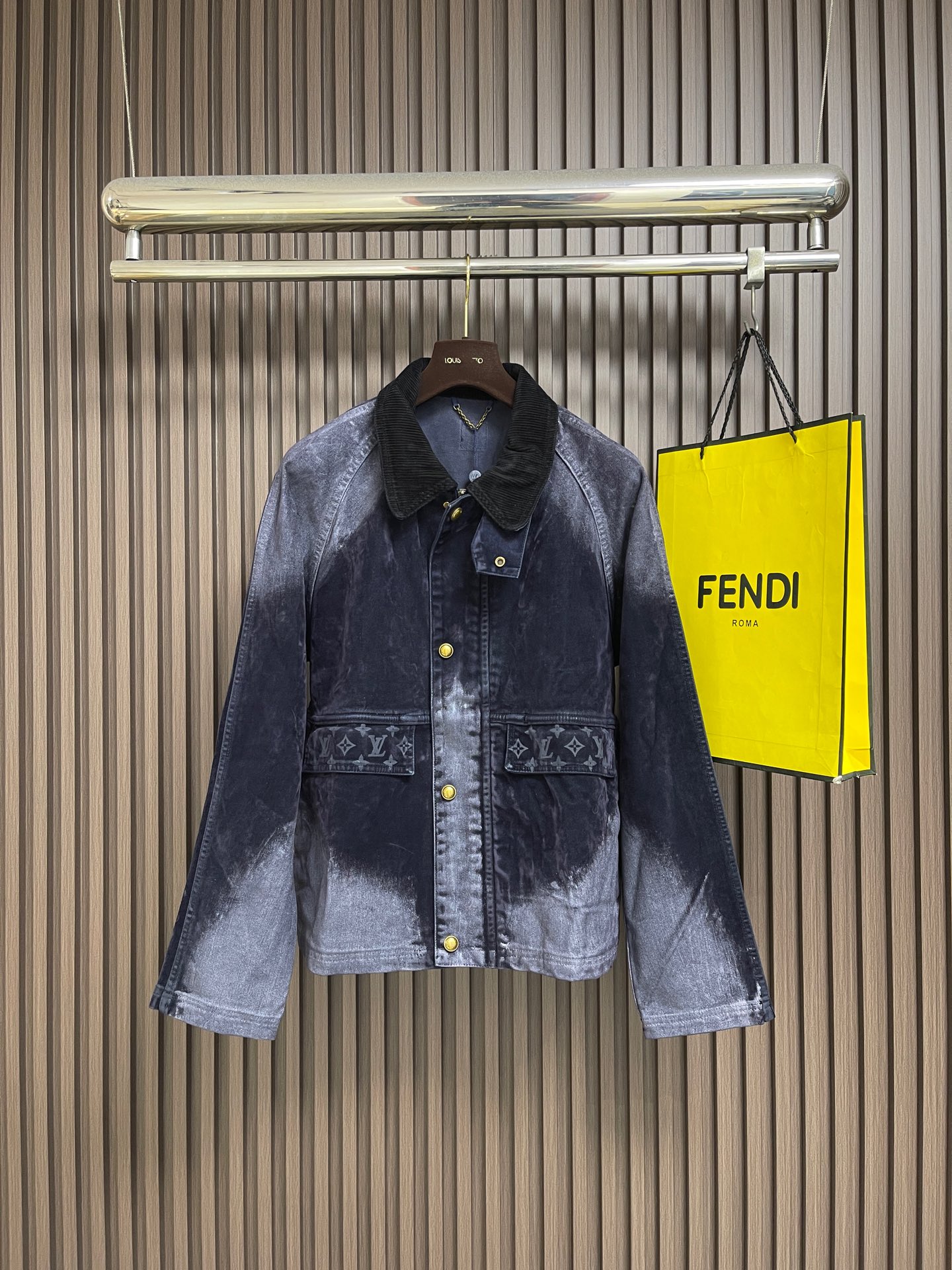 NO:956111,LV spliced ​​corduroy lapel jacket is made of customized high-density cotton blended fabric, which is soft, breathable and stiff, rich in layers and not easy to deform; the neckline is designed with corduroy splicing, with sharp contrast in texture and style in the details; the body is equipped with presbyopic flap patch pockets, which is both practical and brand-recognizable; sizes 46-52, Louis Vuitton, jackets & coats,jackets & coats,19860909LV 拼接灯芯绒翻领夹克外套,采用定制高密棉质混纺面料,质地柔软透气且兼具挺括感,层次丰富且不易变形；领口采用灯芯绒拼接设计,质感对比鲜明,细节处彰显格调；衣身配备老花翻盖贴袋,,实用与品牌辨识度兼具；尺码46-52,,louis vuitton,jackets & coats,jackets & coats,,Men's clothing