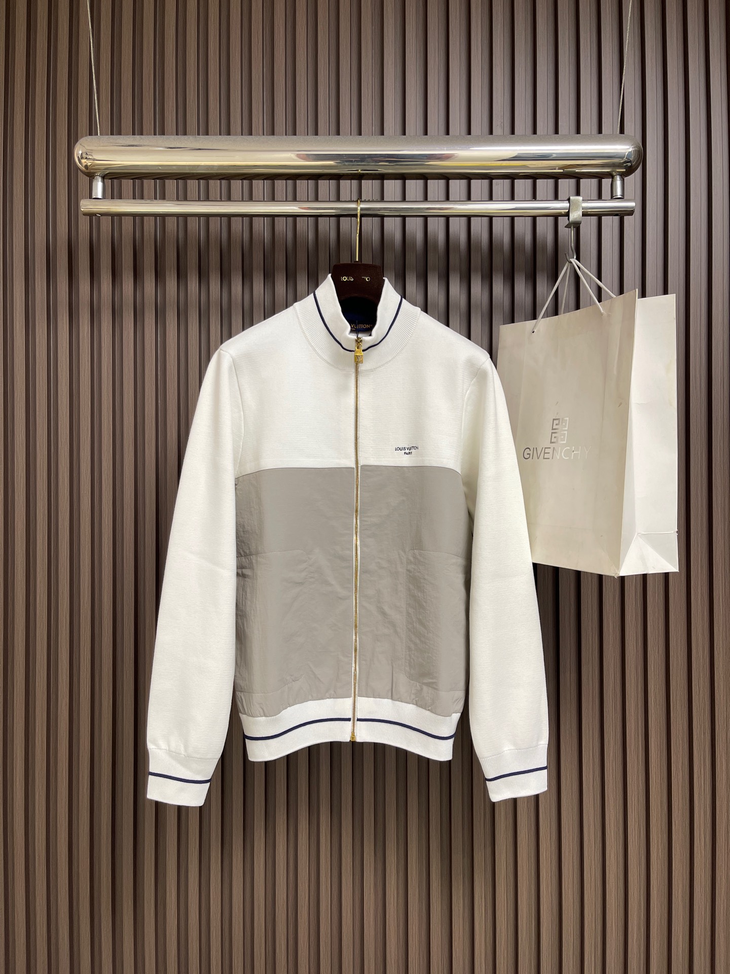 NO:956123,LV ribbed collar zipper fastening long-sleeved jacket, this tennis style combines soft technical blend cotton knit and flexible inlays, embellished with logo embroidery and VVN leather-style patches on the chest and back respectively. The ribbed collar, cuffs and waist are embossed with sophisticated stripes, which can be combined with the same style to create a refreshing summer look. Sizes S-XL, Louis Vuitton,jackets & coats,jackets & coats,19860909LV 罗纹衣领拉链开合长袖夹克外套,本款网球风格结合柔软科技混纺棉质针织和柔韧嵌饰,为胸前和后部分别点缀标识刺绣和 VVN 皮革风格贴饰.罗纹衣领、袖口和腰部压印考究条纹,可与同款共筑清爽夏日造型.尺码S-XL,,louis vuitton,jackets & coats,jackets & coats,,Men's clothing