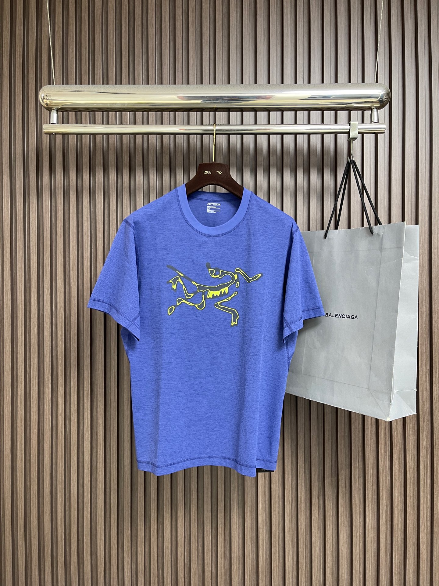 NO:956068,arcteryx 2026ss new summer short-sleeved T-shirt, breathable and sweat-wicking, super comfortable to wear in summer! Simple round neck design, the abstract print on the front is very recognizable, fashionable and practical. The fabric is soft and skin-friendly, suitable for outdoor sports or daily wear. Sizes S-XL  XL code, shoulder width 54, bust 120, length 74, arc'teryx, T-shirt, tees, t-shirt,19860909arcteryx 始祖鸟2026ss夏季新款短袖T恤,透气排汗,夏天穿超舒服!简约圆领设计,正面抽象印花超有辨识度,时尚又实用.面料柔软亲肤,适合户外运动或日常穿搭.尺码S-XL S码肩宽48胸围108衣长68 M码 肩宽50胸围112 衣长70 L码肩宽52胸围116 衣长72 XL码 肩宽54 胸围120 衣长74,arc'teryx,T-shirt,tees，t-shirt,,Men's clothing