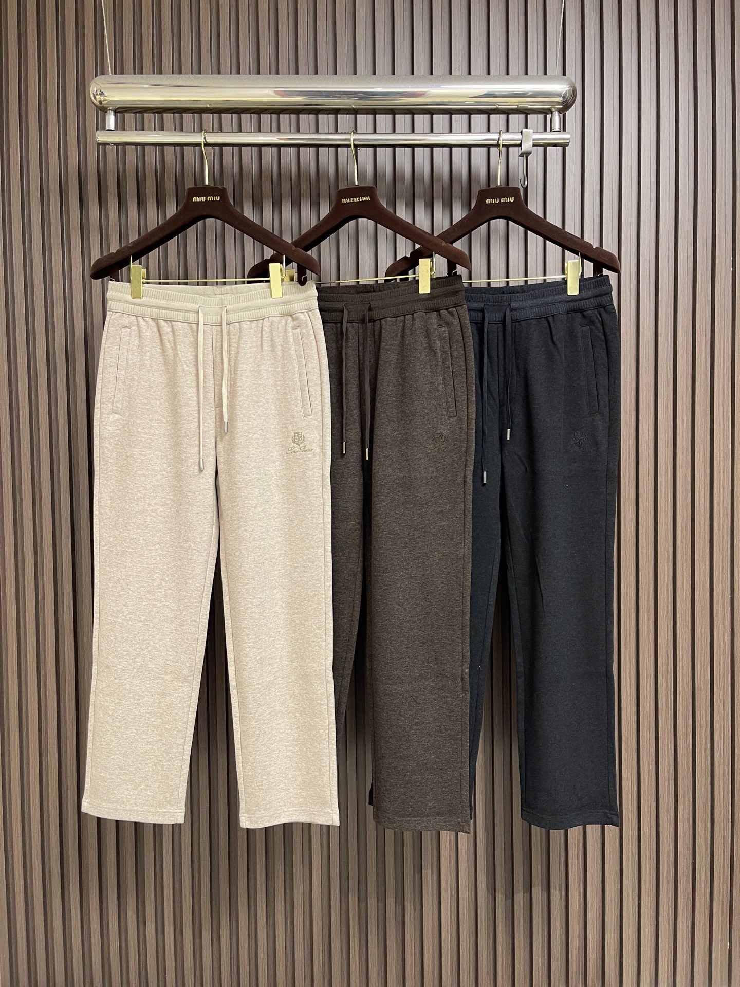 🛒🛒Loro piana LoroPiana 2026SS夏季新款水洗休闲裤 肉眼可见的利落裁剪，直筒修身款裤型！密实齐