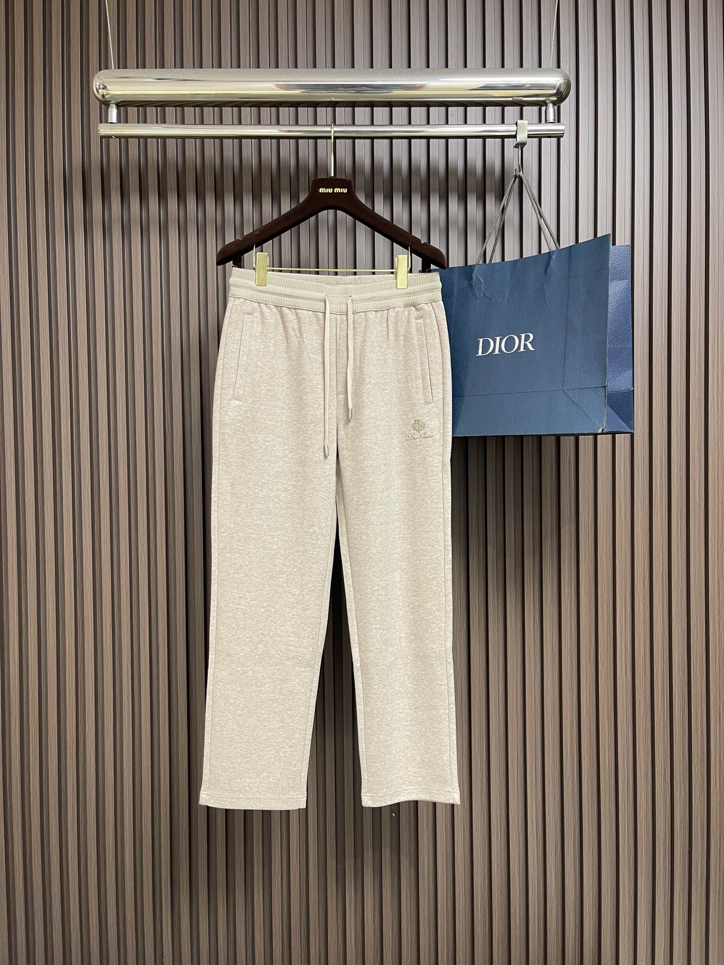 🛒🛒Loro piana LoroPiana 2026SS夏季新款水洗休闲裤 肉眼可见的利落裁剪，直筒修身款裤型！密实齐