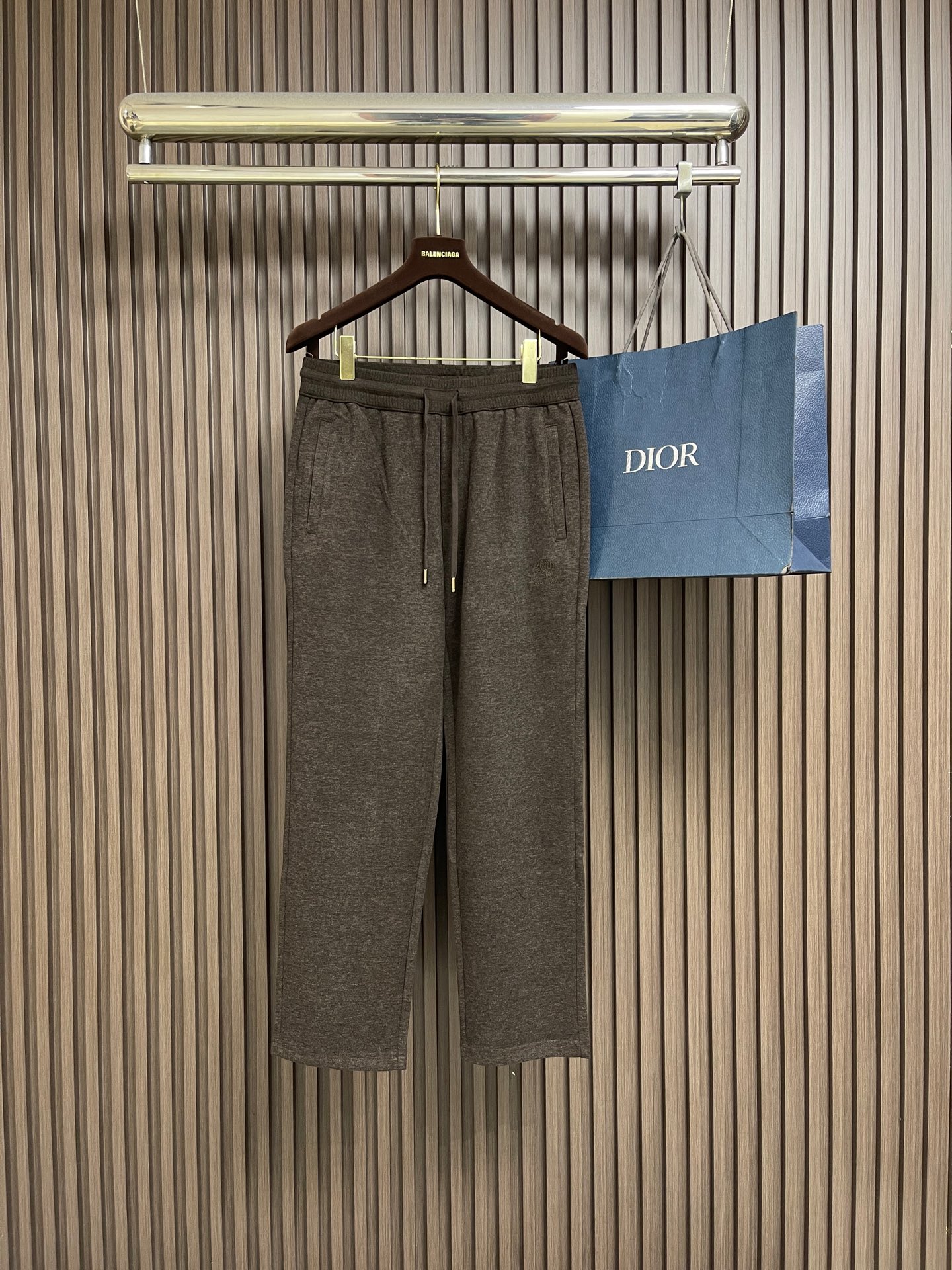 🛒🛒Loro piana LoroPiana 2026SS夏季新款水洗休闲裤 肉眼可见的利落裁剪，直筒修身款裤型！密实齐