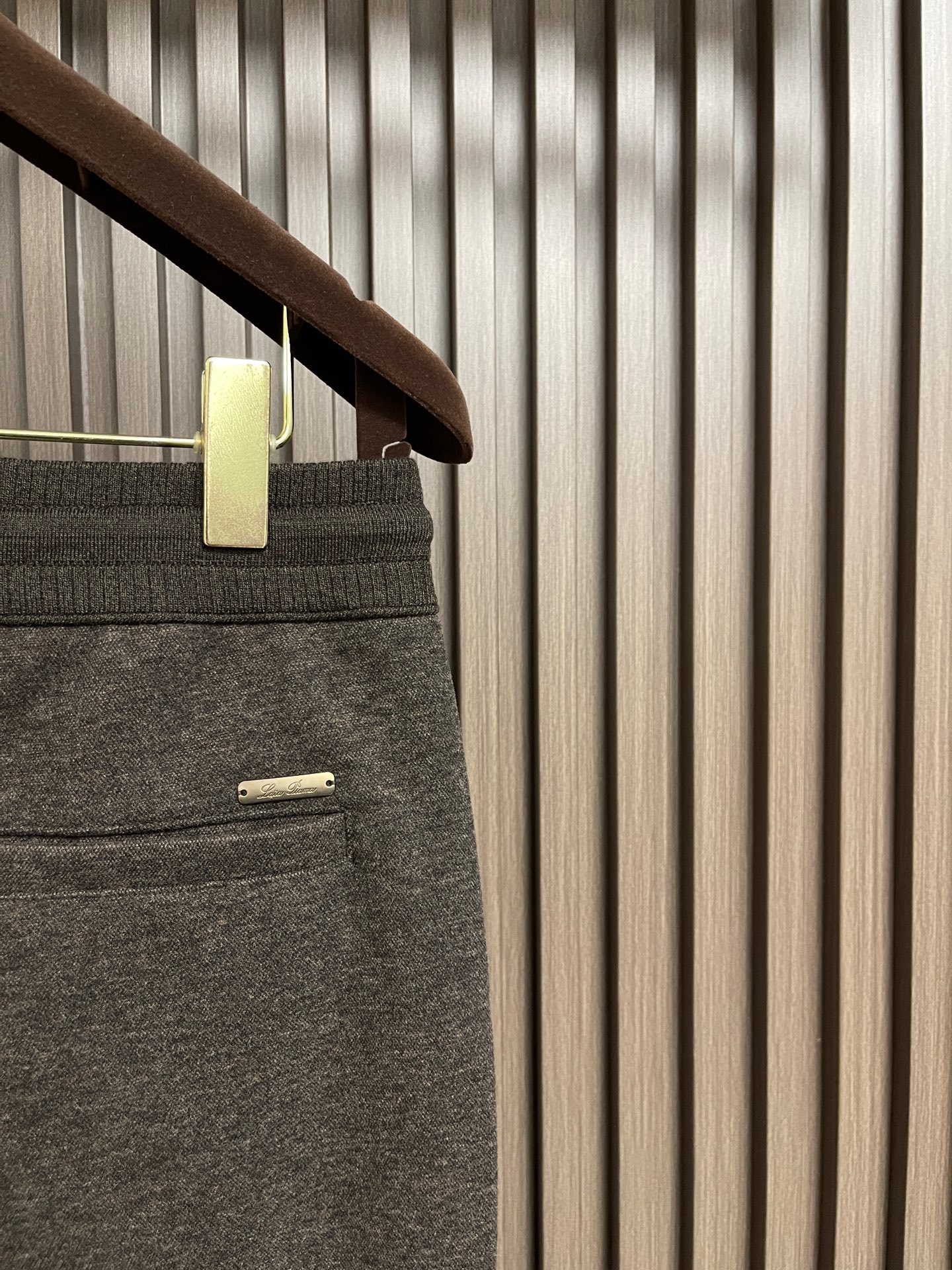 🛒🛒Loro piana LoroPiana 2026SS夏季新款水洗休闲裤 肉眼可见的利落裁剪，直筒修身款裤型！密实齐