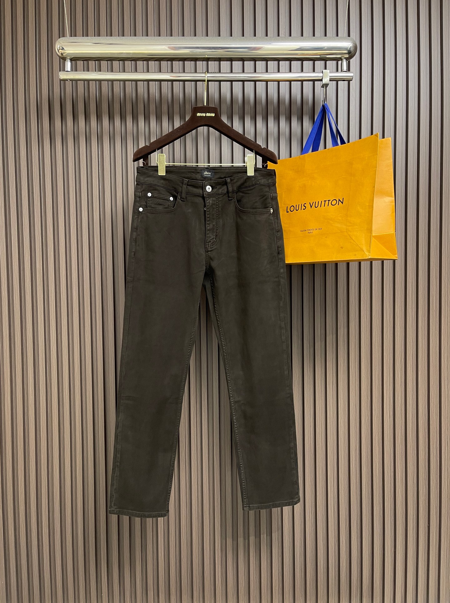 NO:956090,Brioni Brioni 2026SS early autumn new jeans, the brand's new series, carefully developed by the designer team, exclusive single product, luxury classic brand LOGO design. Soft, comfortable and textured, the color combination of classic elements is also very cool, custom-made imported high-end hardware accessories, exquisite detail processing, super upper body effect, trendy and versatile. Size 29.30.31.32.33.34.36,,jeans,19860909Brioni 布里奥尼2026SS早秋新品牛仔裤,品牌全新推出系列,设计师团队精心研发,独家发售单品,奢华经典品牌LOGO设计.柔软舒适有质感,经典元素色系搭配也是非常炫酷,定制进口高端五金辅料制作,细节处理精致,上身效果超级无敌赞,潮流百搭. 尺码29.30.31.32.33.34.36,,jeans,,Men's clothing