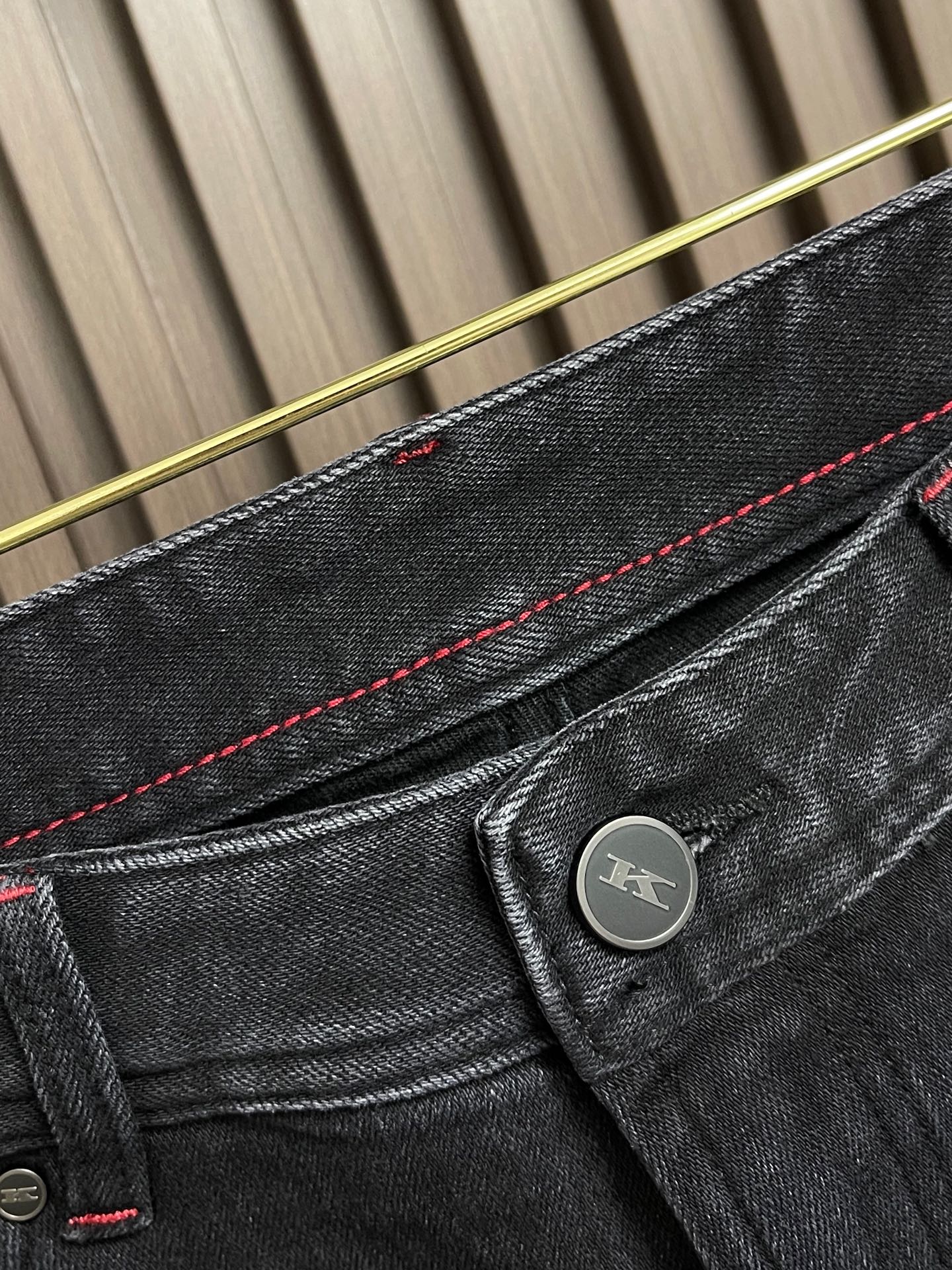 🛒🛒Kiton 2026SS春季新款男士直筒牛仔裤，棉质牛仔面料打造质地柔软又不失筋骨，手感干爽有韧性 经典的标志性浮雕
