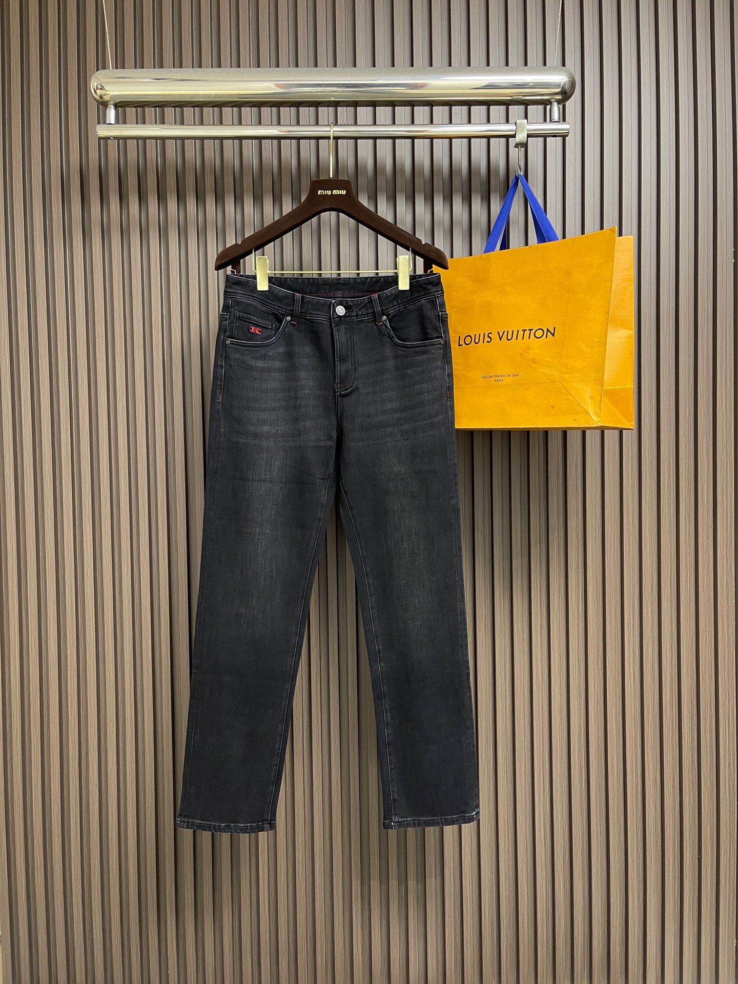 🛒🛒Kiton 2026SS春季新款男士直筒牛仔裤，棉质牛仔面料打造质地柔软又不失筋骨，手感干爽有韧性 经典的标志性浮雕