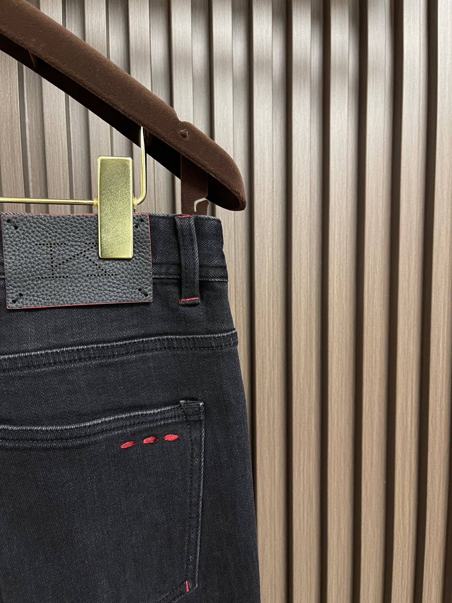 🛒🛒Kiton 2026SS春季新款男士直筒牛仔裤，棉质牛仔面料打造质地柔软又不失筋骨，手感干爽有韧性 经典的标志性浮雕