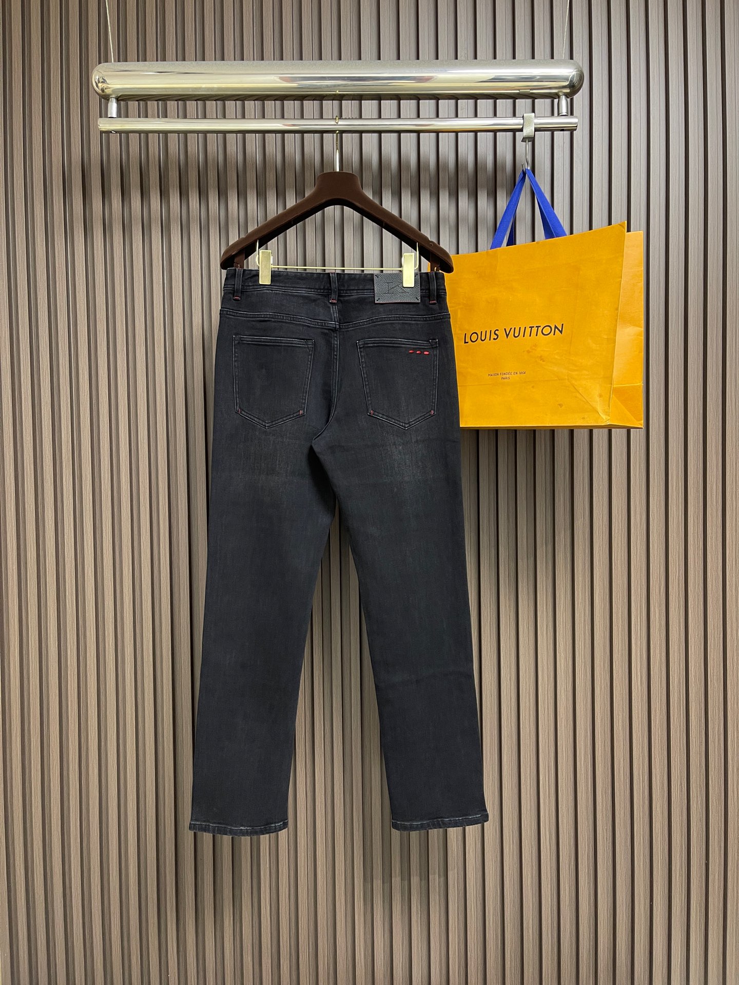 🛒🛒Kiton 2026SS春季新款男士直筒牛仔裤，棉质牛仔面料打造质地柔软又不失筋骨，手感干爽有韧性 经典的标志性浮雕