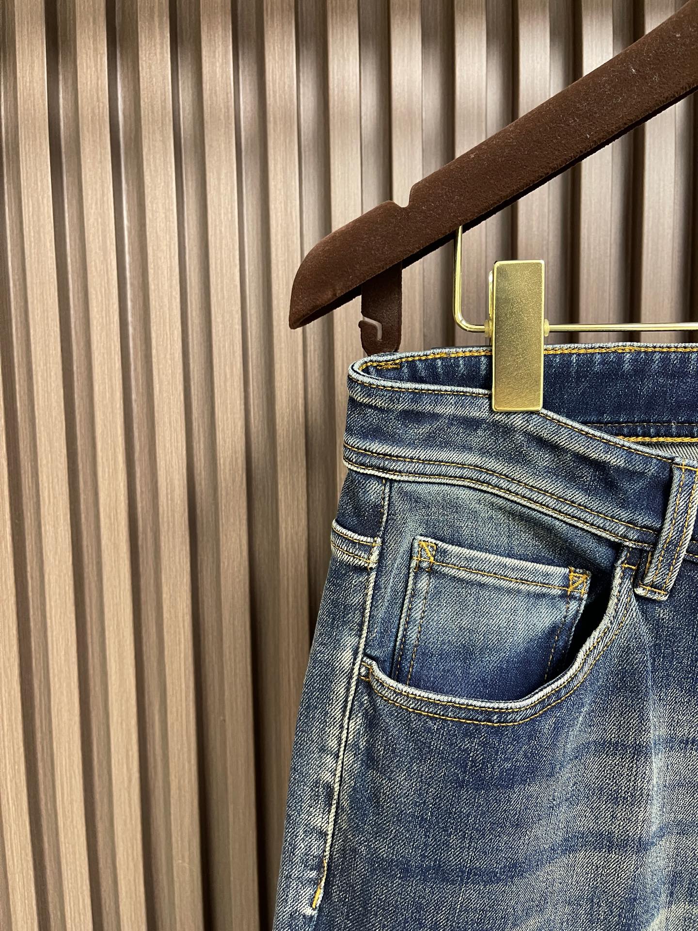 🛒🛒Fendi 新款牛仔裤，订制进口丹宁布料，质感卓然。经典五袋设计，五金logo标识设计，原厂一致五金辅料，细节做到极