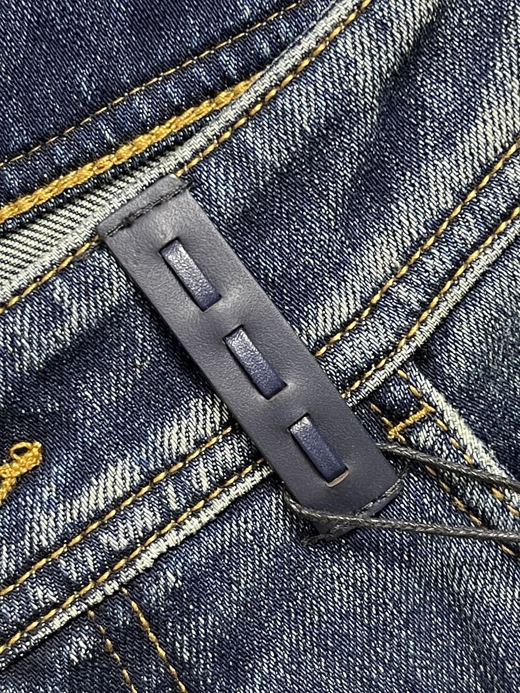 🛒🛒Fendi 新款牛仔裤，订制进口丹宁布料，质感卓然。经典五袋设计，五金logo标识设计，原厂一致五金辅料，细节做到极