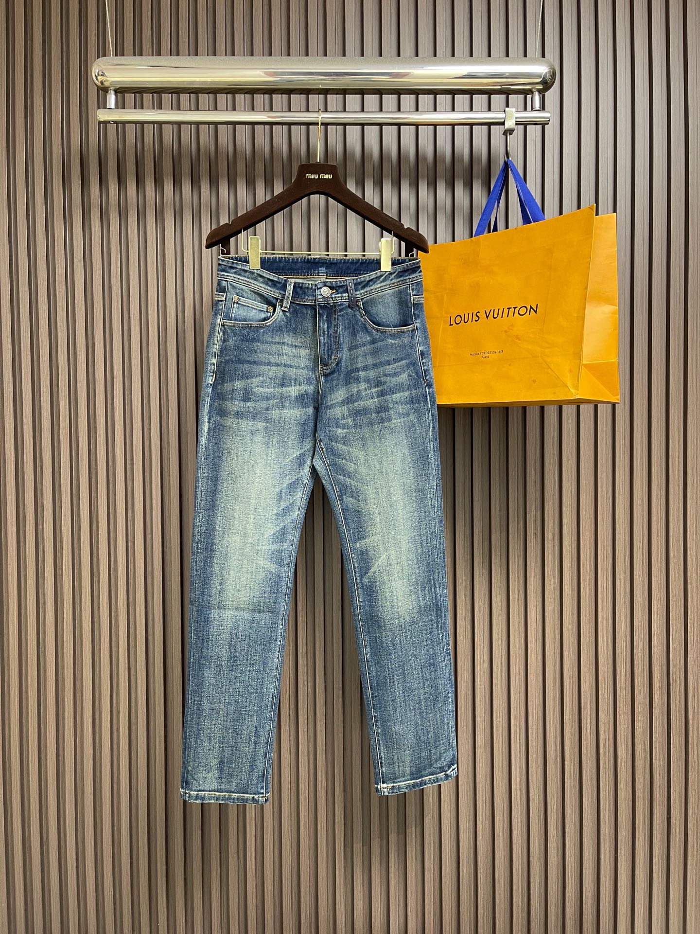 🛒🛒Fendi 新款牛仔裤，订制进口丹宁布料，质感卓然。经典五袋设计，五金logo标识设计，原厂一致五金辅料，细节做到极