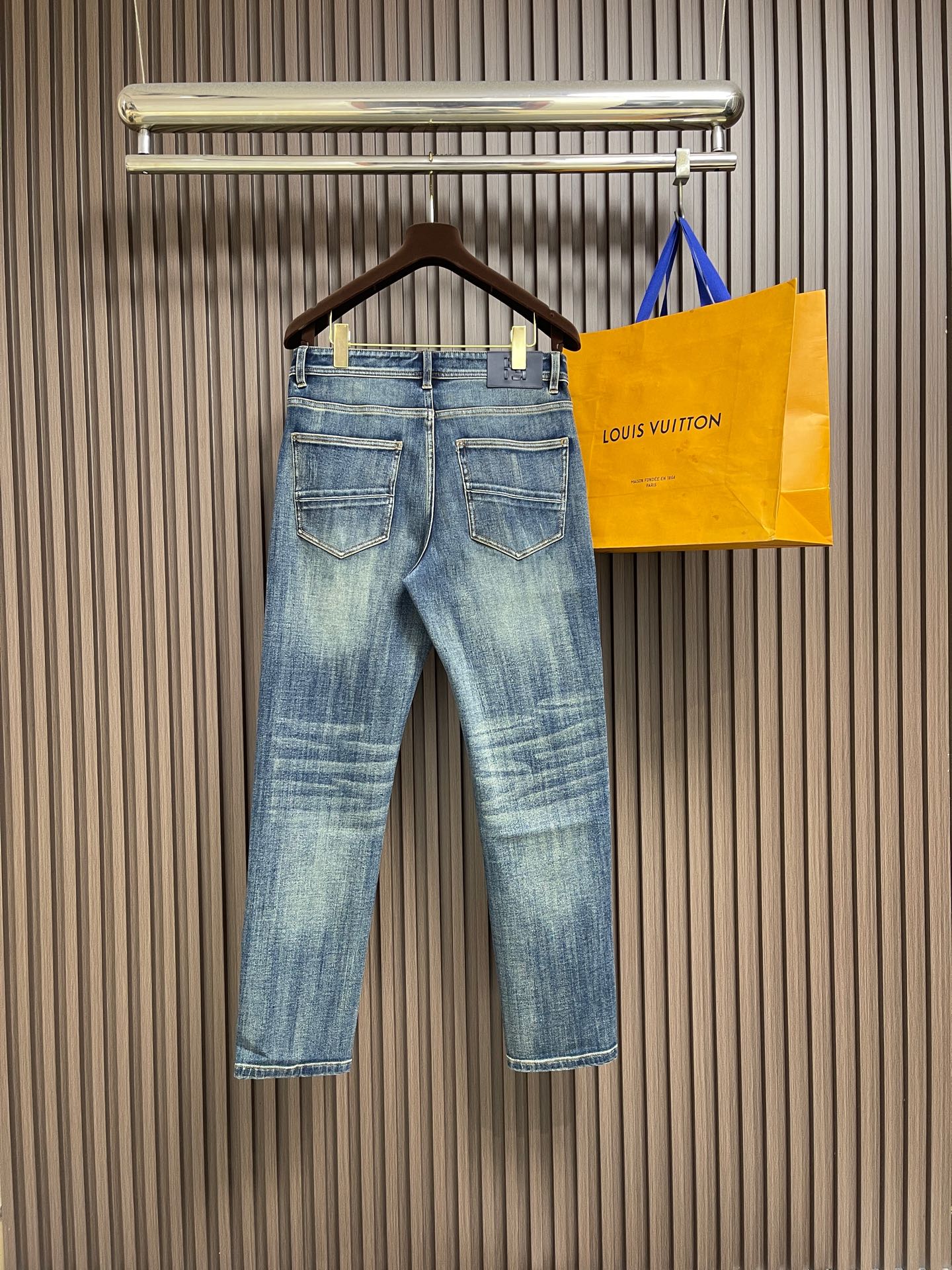 🛒🛒Fendi 新款牛仔裤，订制进口丹宁布料，质感卓然。经典五袋设计，五金logo标识设计，原厂一致五金辅料，细节做到极