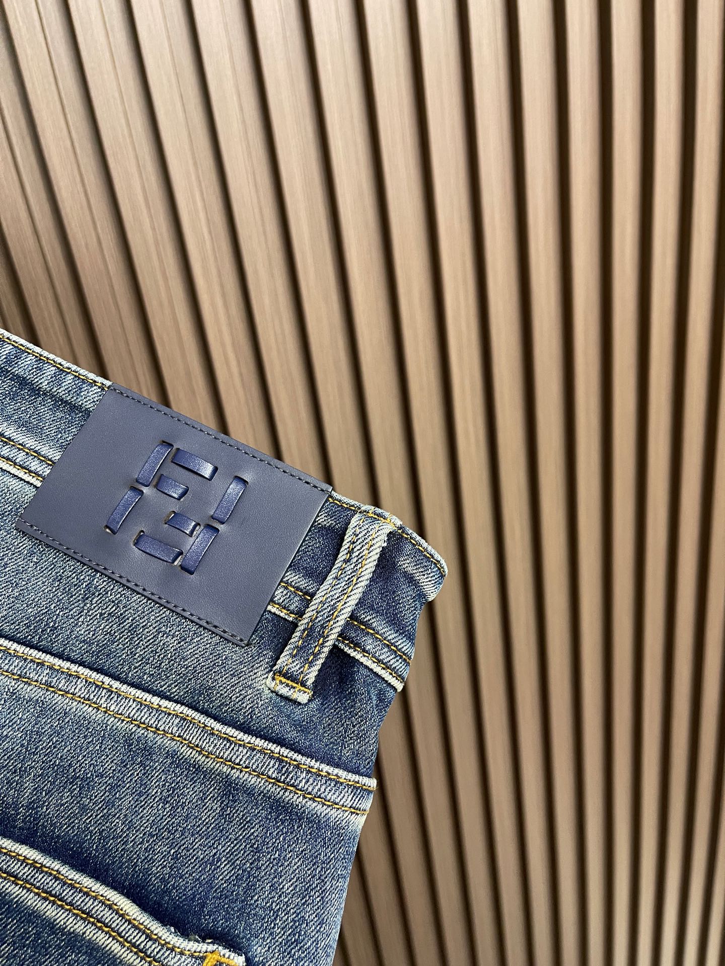 🛒🛒Fendi 新款牛仔裤，订制进口丹宁布料，质感卓然。经典五袋设计，五金logo标识设计，原厂一致五金辅料，细节做到极