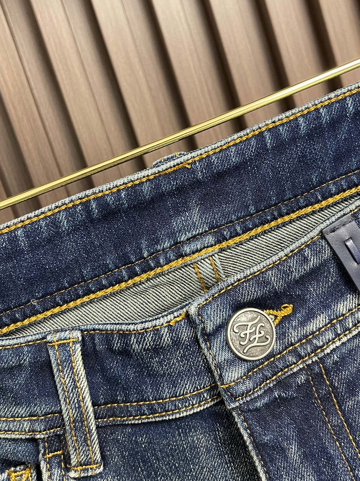 🛒🛒Fendi 新款牛仔裤，订制进口丹宁布料，质感卓然。经典五袋设计，五金logo标识设计，原厂一致五金辅料，细节做到极