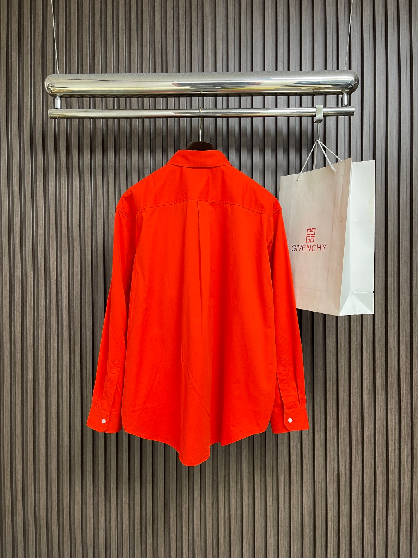 🛒🛒Loewe Anagram 双色刺绣长袖衬衫,定制奢光云绒斜纹棉 挺括垂坠 舒适亲肤 焰红鎏光浸润雾绒肌理 色调炽热 🛒🛒Loewe Anagram 双色刺绣长袖衬衫,定制奢光云绒斜纹棉 挺括垂坠 舒适亲肤 焰红鎏光浸润雾绒肌理 色调炽热