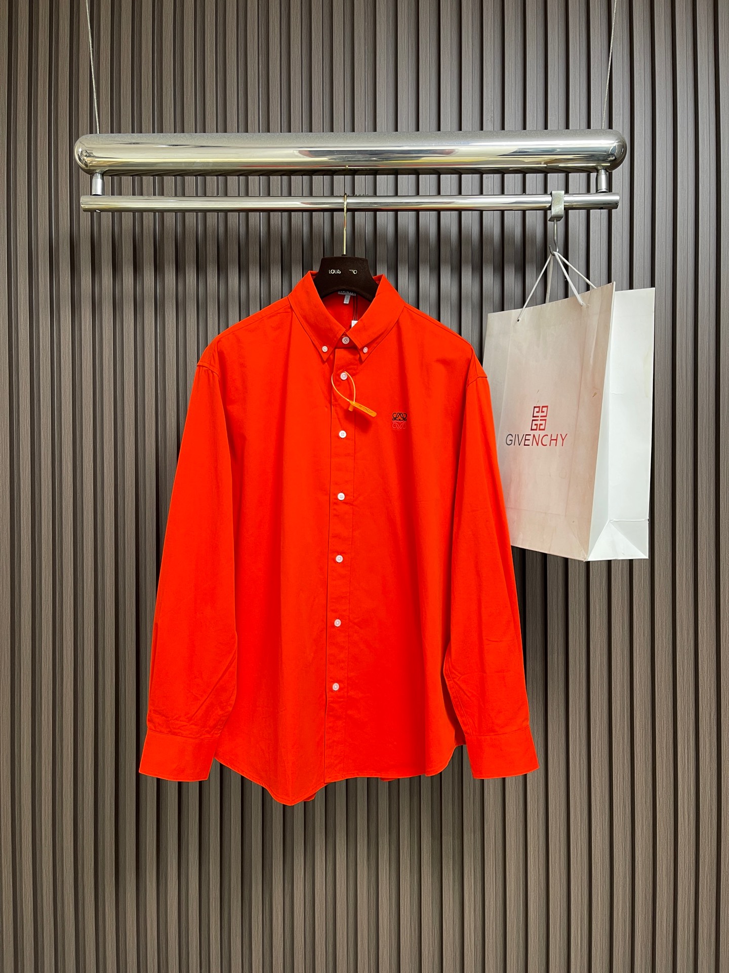 🛒🛒Loewe Anagram 双色刺绣长袖衬衫,定制奢光云绒斜纹棉 挺括垂坠 舒适亲肤 焰红鎏光浸润雾绒肌理 色调炽热 🛒🛒Loewe Anagram 双色刺绣长袖衬衫,定制奢光云绒斜纹棉 挺括垂坠 舒适亲肤 焰红鎏光浸润雾绒肌理 色调炽热